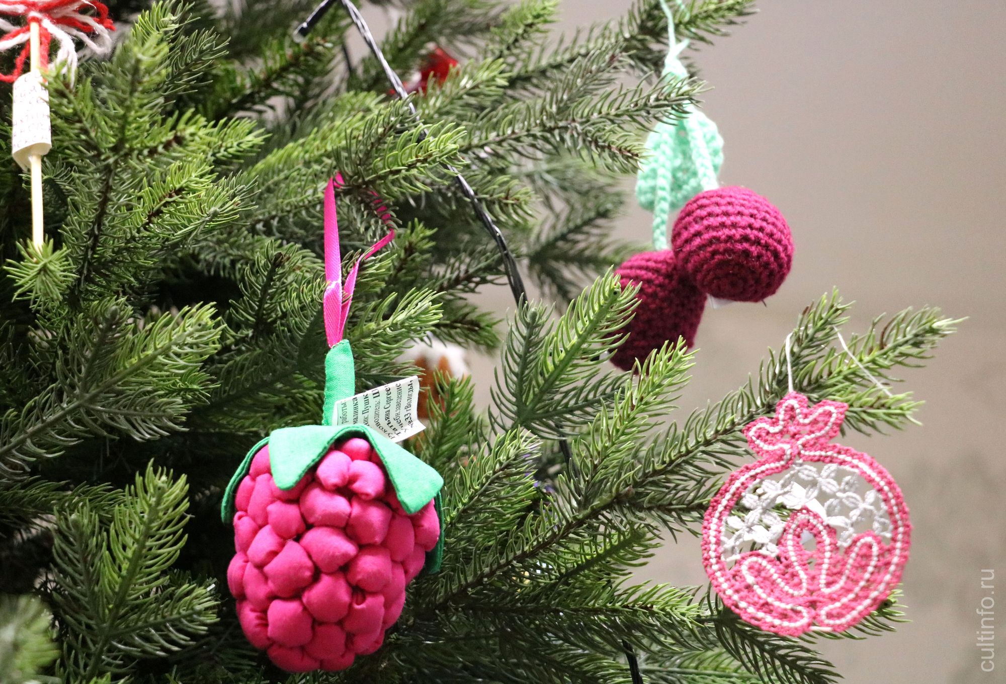 Выставка по итогам городского конкурса «Игрушка для ели «Новогоднее лакомство»