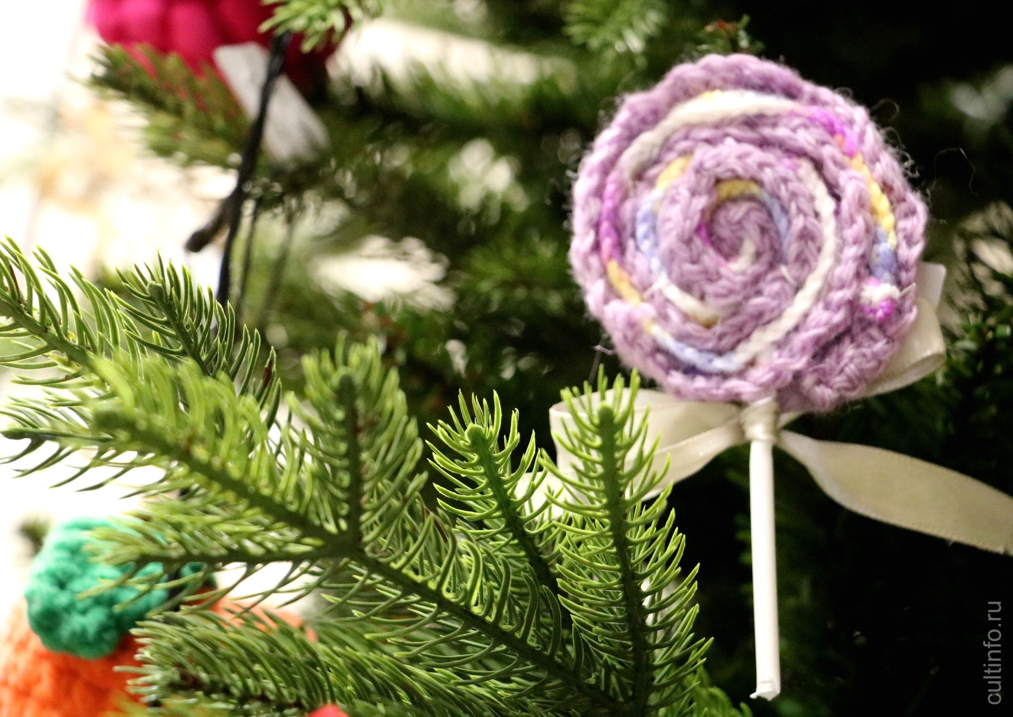 Выставка по итогам городского конкурса «Игрушка для ели «Новогоднее лакомство»