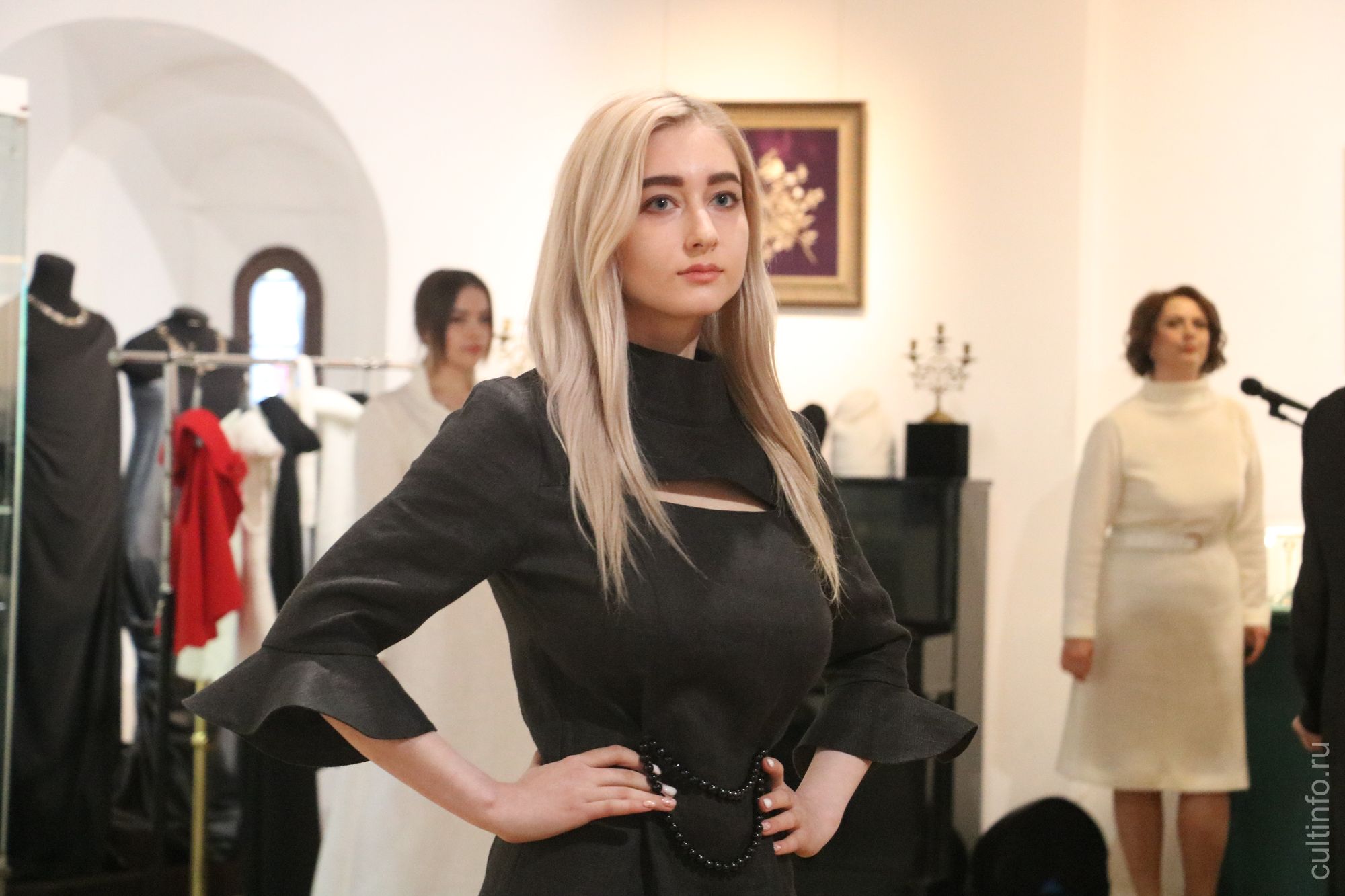 Авторскую коллекцию «Ход королевы» представила в Художественном отделе вологодский дизайнер Ирина Иванова