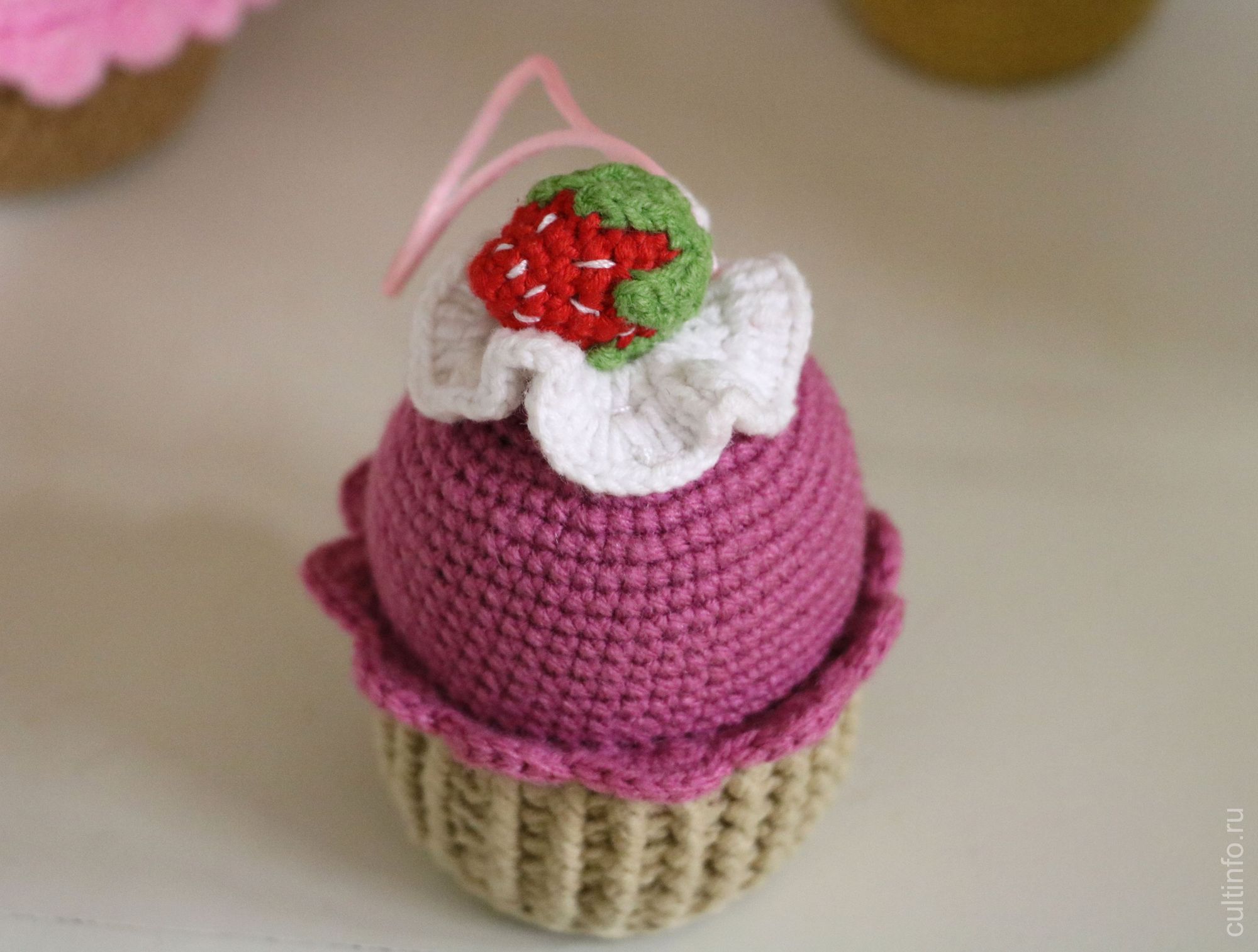 Выставка по итогам городского конкурса «Игрушка для ели «Новогоднее лакомство»