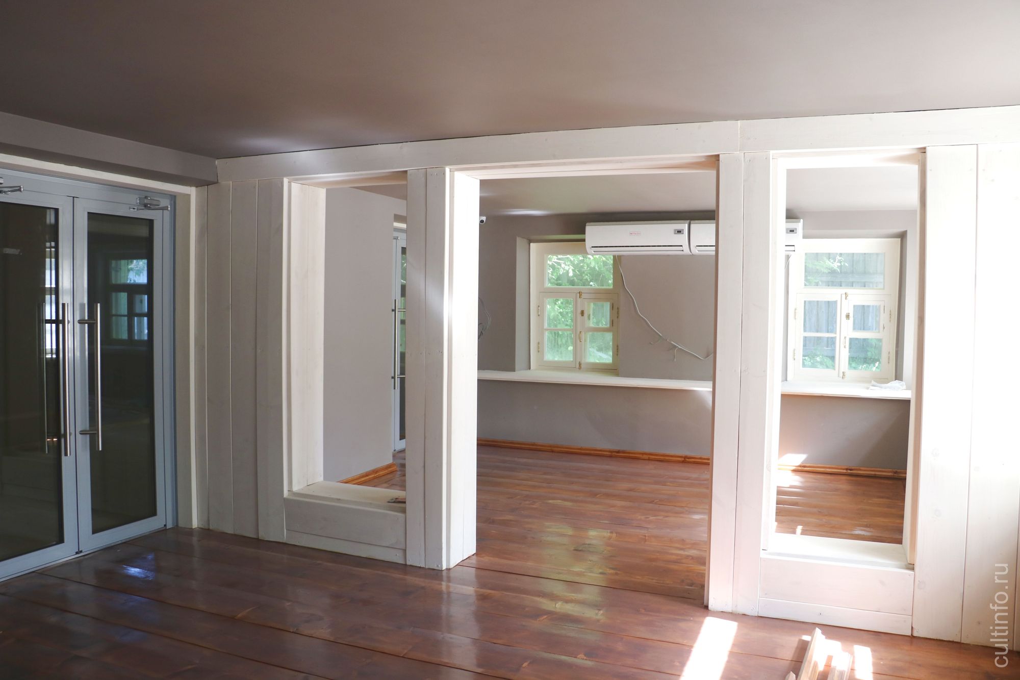 В доме купцов Пановых на Герцена, 38 в Вологде продолжается реставрация. Фото 8 июня 2022 года