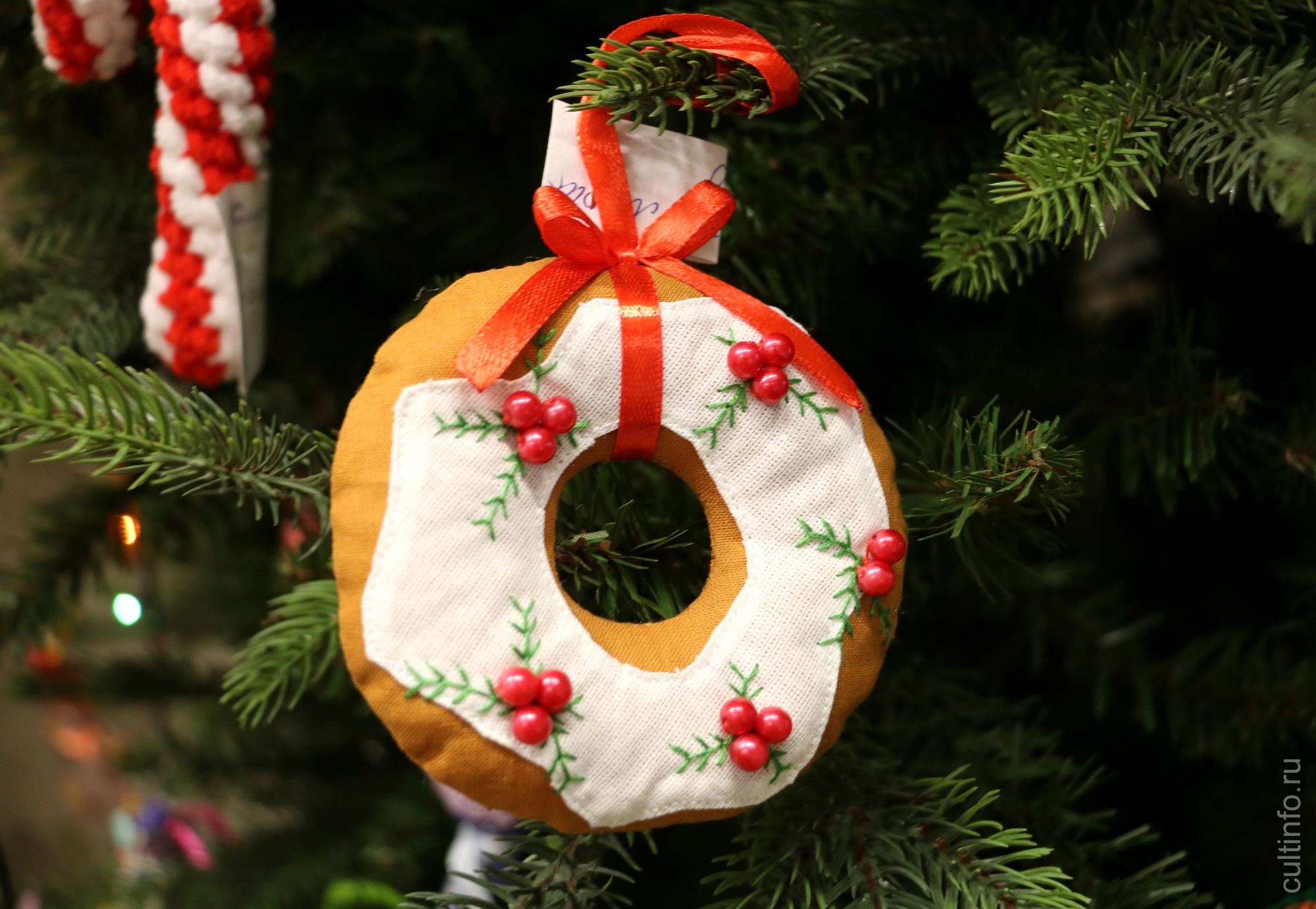 Выставка по итогам городского конкурса «Игрушка для ели «Новогоднее лакомство»