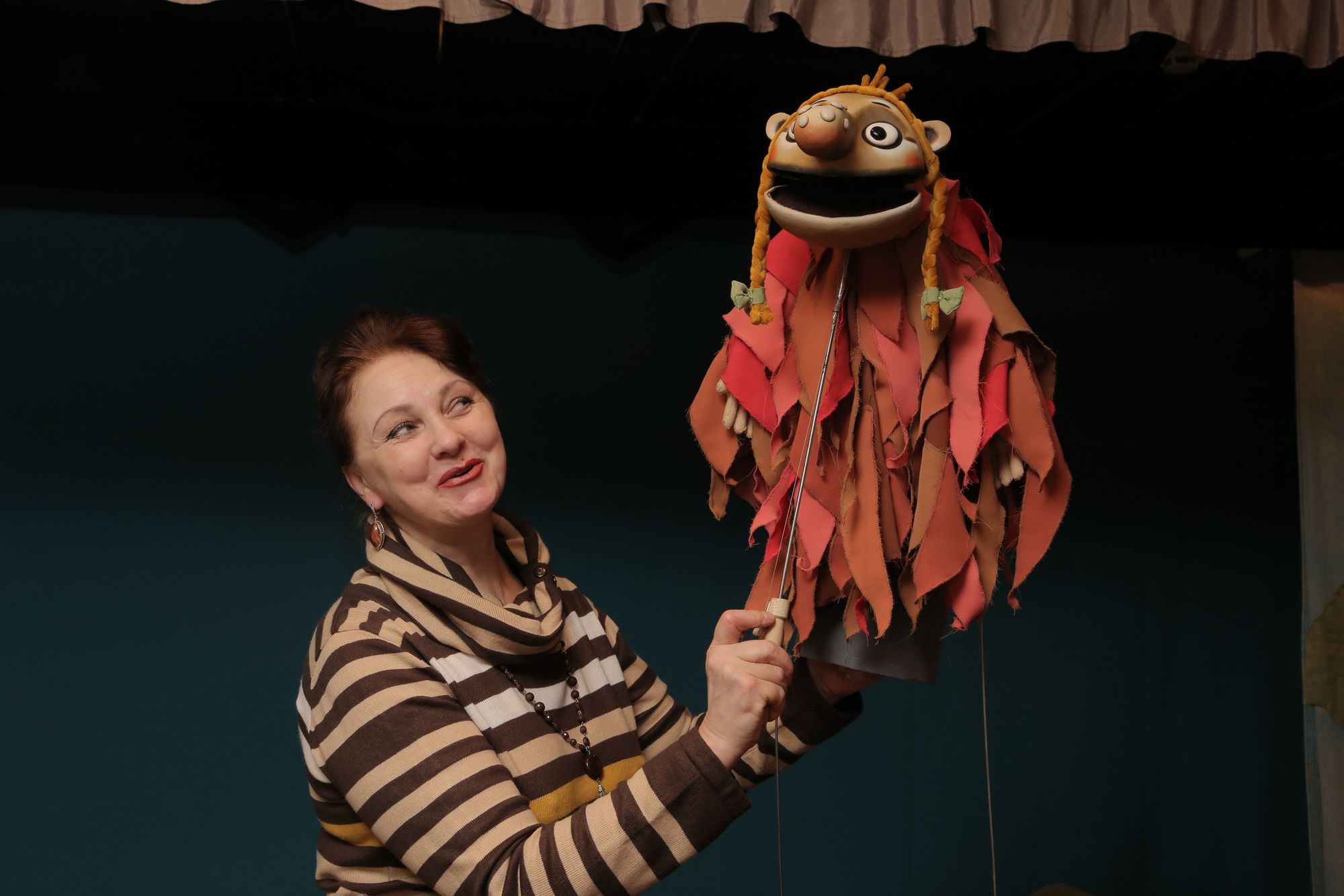 Марина Мизина с куклой Бабы Яги из спектакля «Иван Царевич и серый волк»