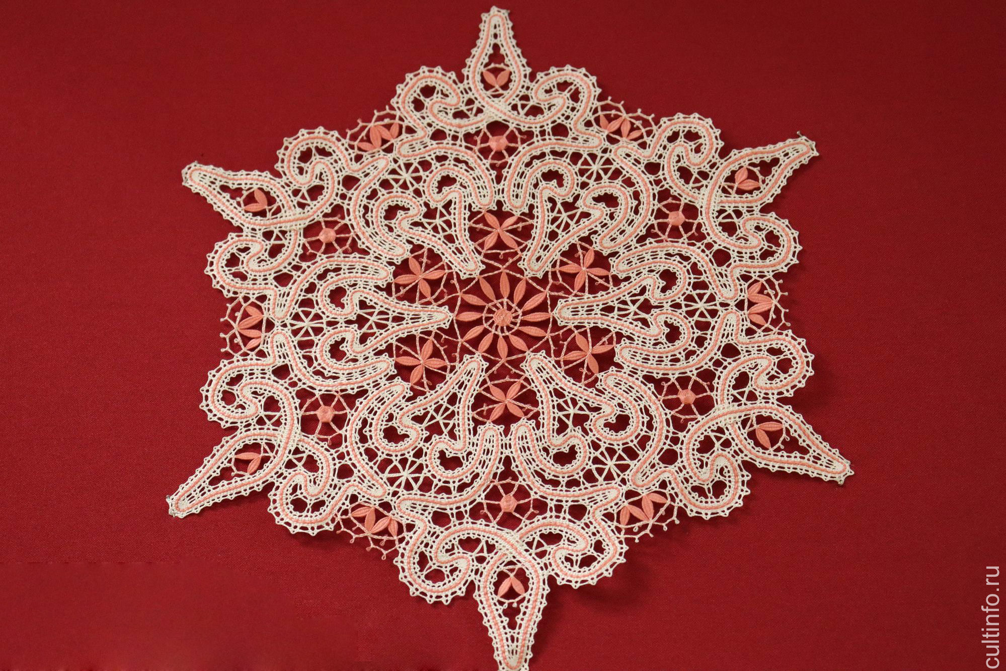 Выставка к юбилею студии кружевоплетения Центра народной культуры