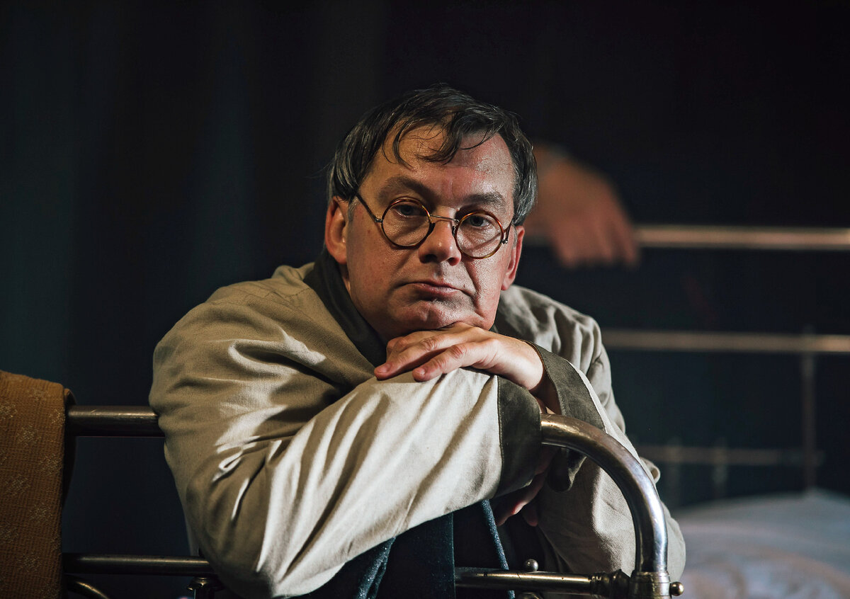 
Геннадий Смирнов в образе аккомпаниатора Михаила Полякова в сериале «Вертинский»
