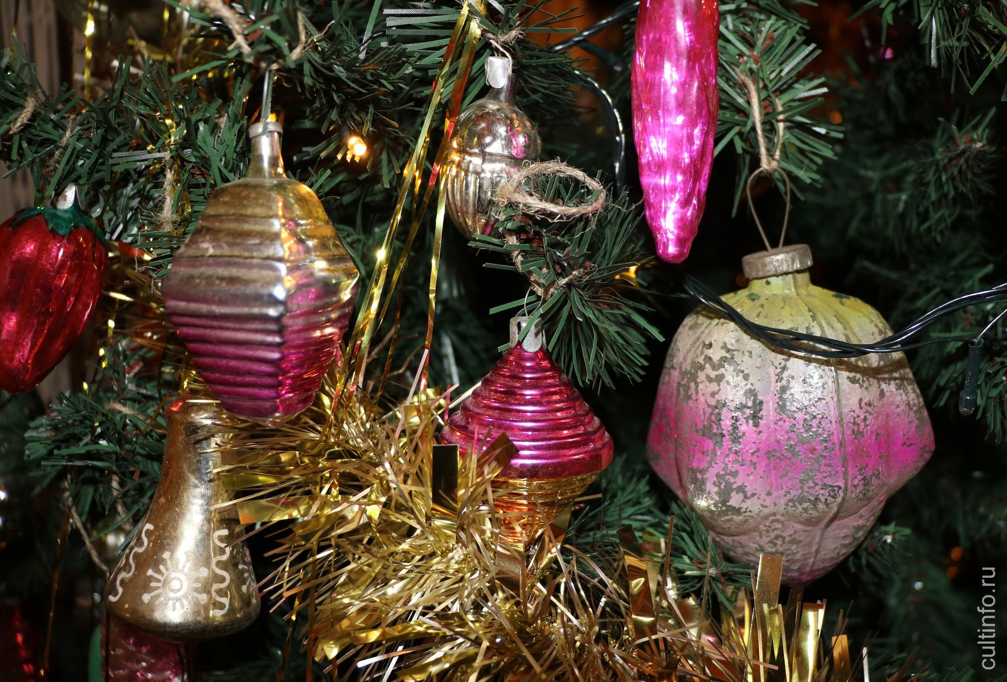 Игрушки советского времени украсили одну из ёлок в доме Извощикова