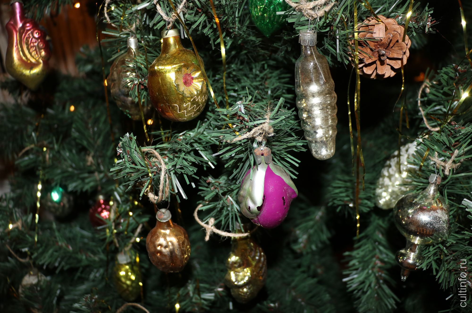 Игрушки советского времени украсили одну из ёлок в доме Извощикова