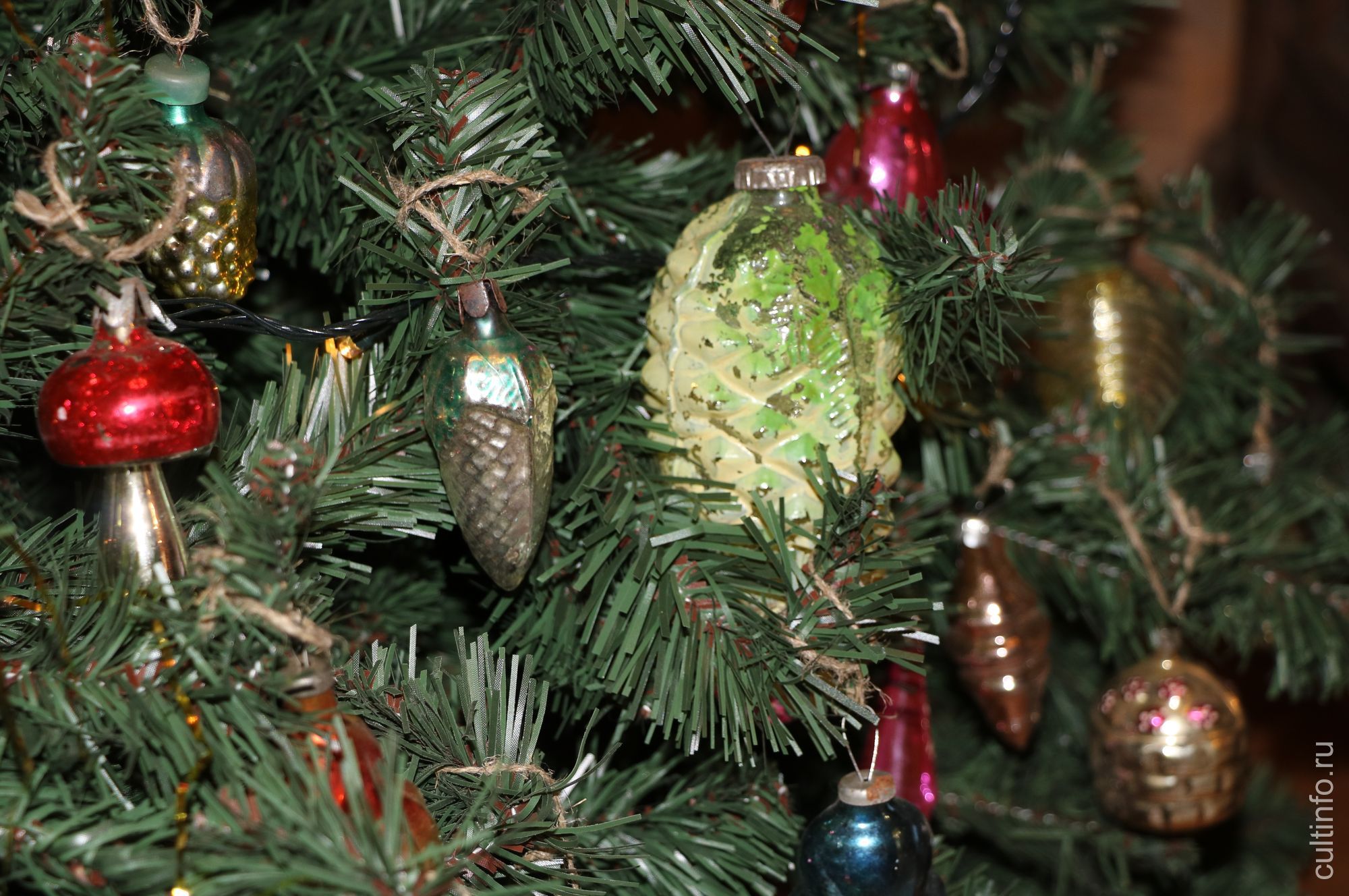 Игрушки советского времени украсили одну из ёлок в доме Извощикова