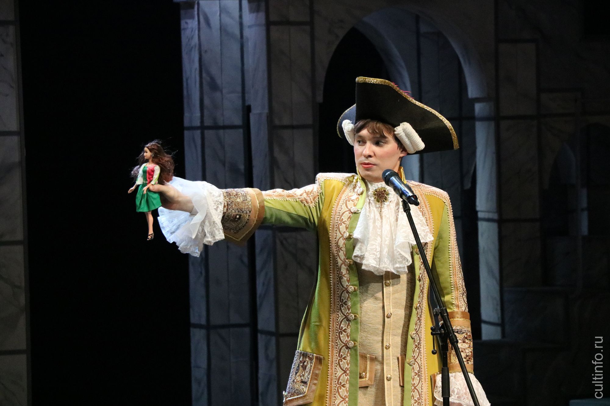 Василий Лимонов передает поздравления от партнеров по премьерному спектаклю