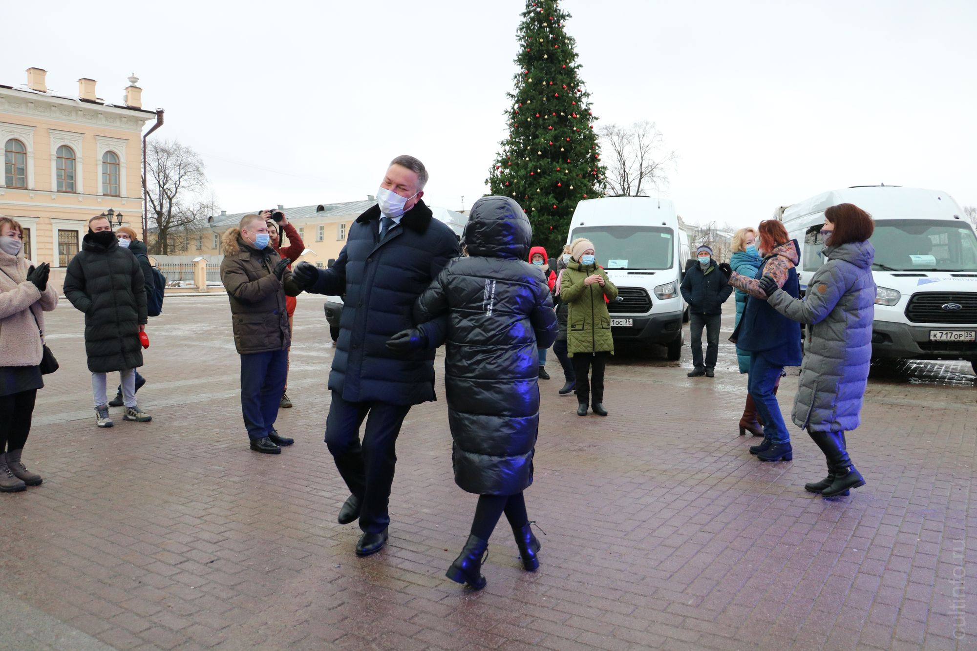 ...и участники церемонии пустились впляс