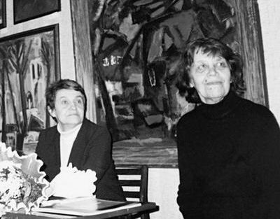 Галина Дементьева и Джанна Тутунджан на открытии выставки. На стене – картина Николая Баскакова «Красные крыши»