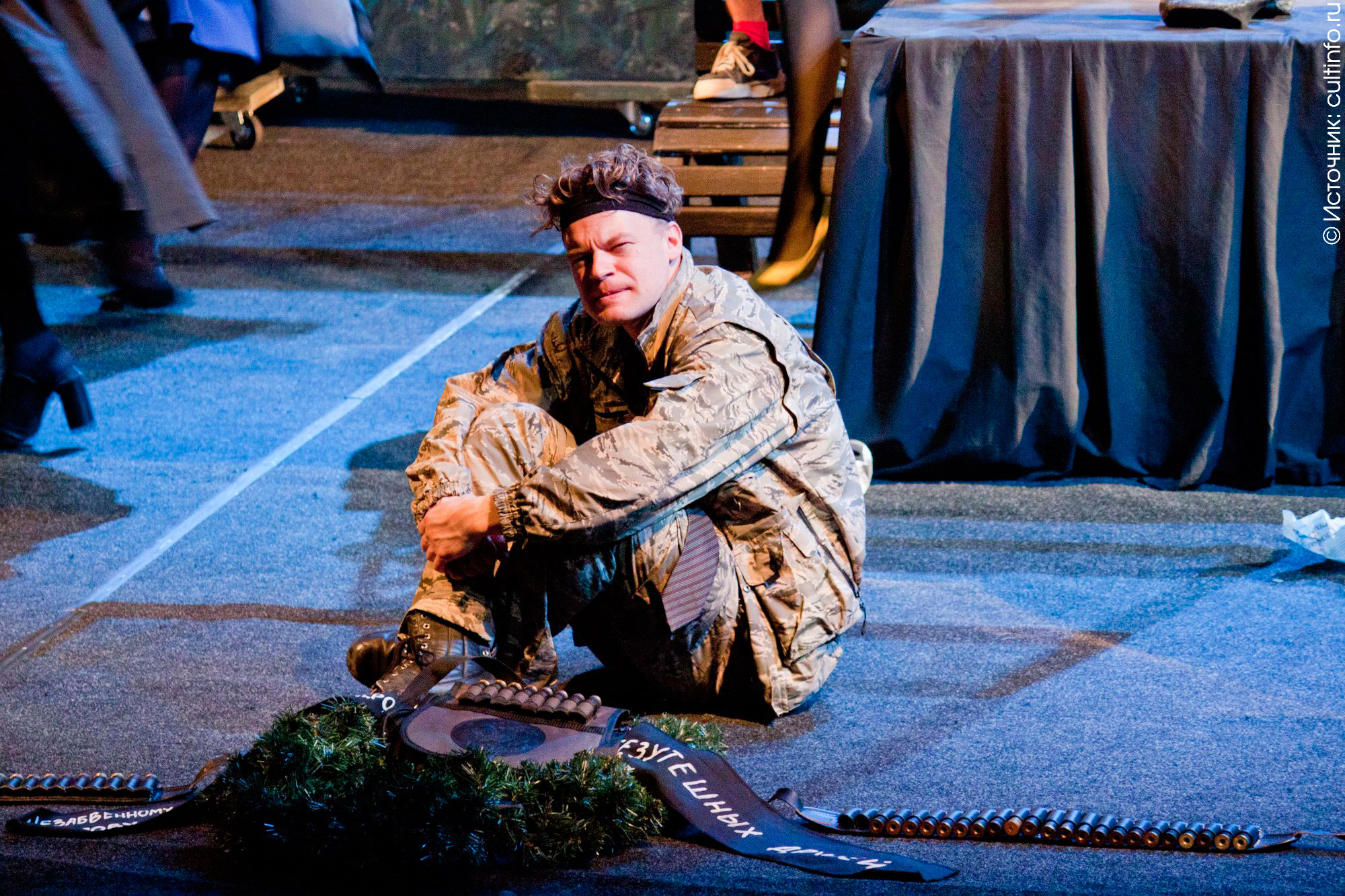 Виктор Харжавин в роли Зилова в спектакле «Утиная охота» (2017)