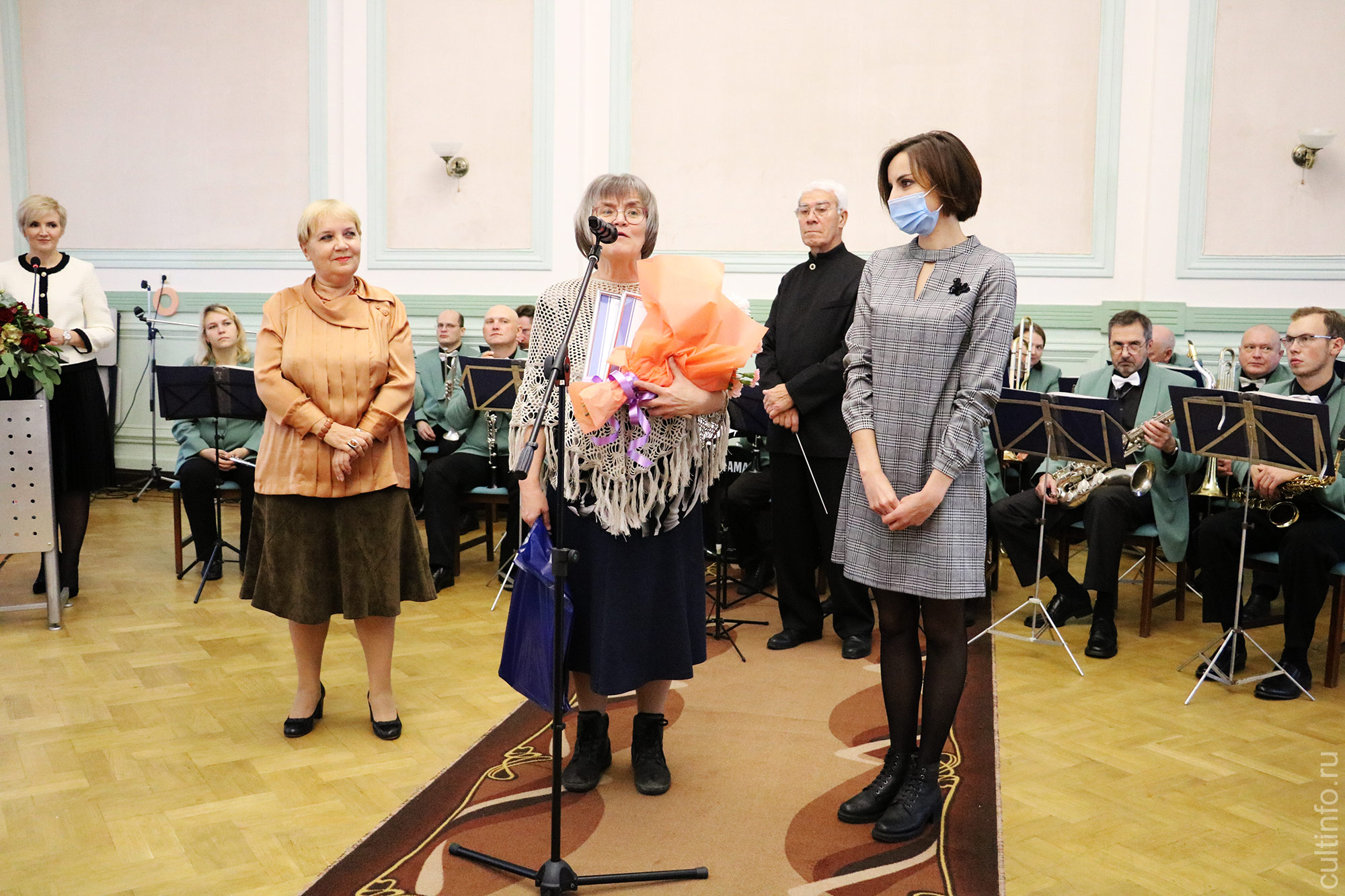 Марина Кошелева (у микрофона), Юлия Судакова Марина Кошелева (у микрофона), Юлия Судакова
