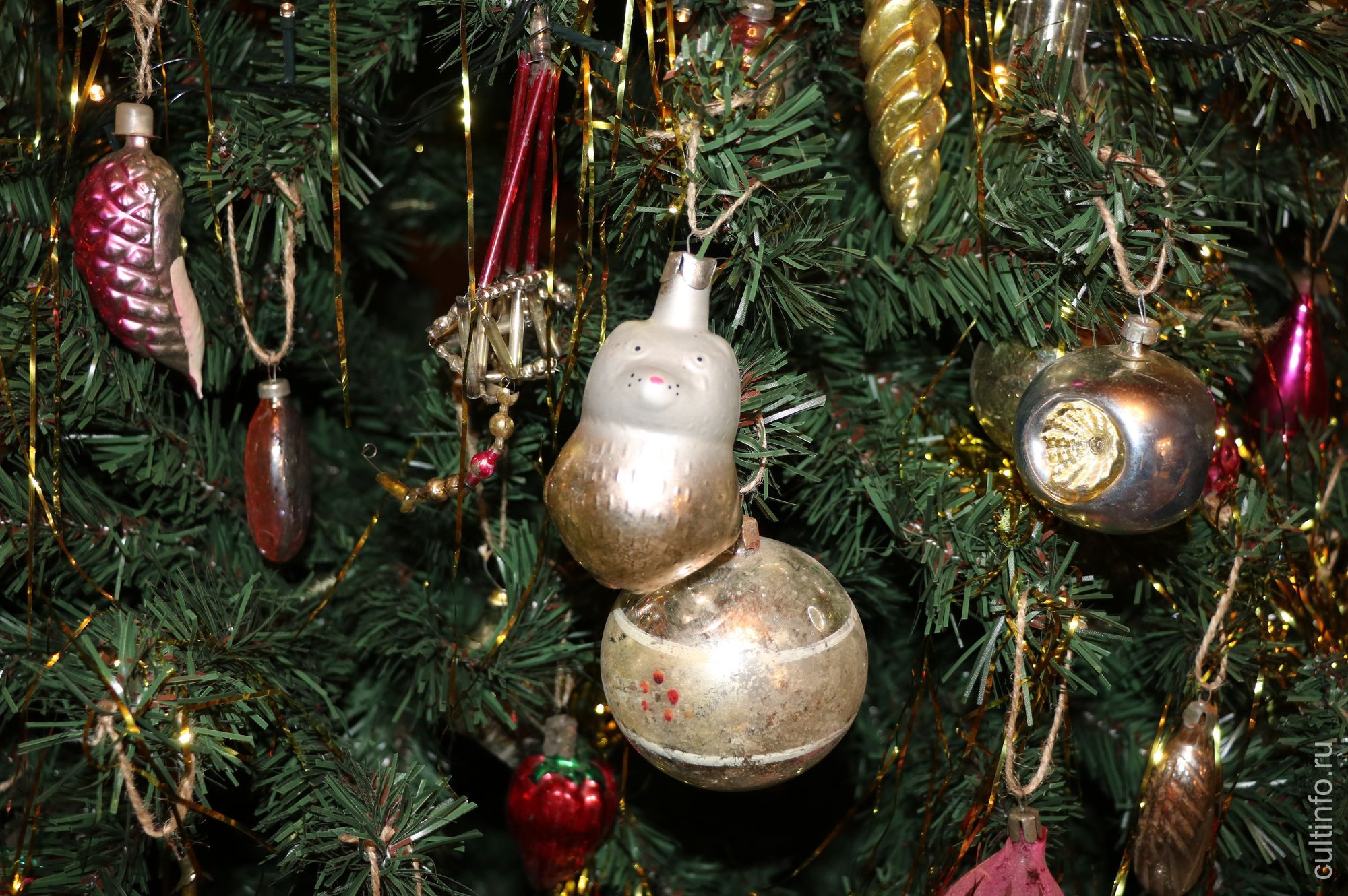 Игрушки советского времени украсили одну из ёлок в доме Извощикова