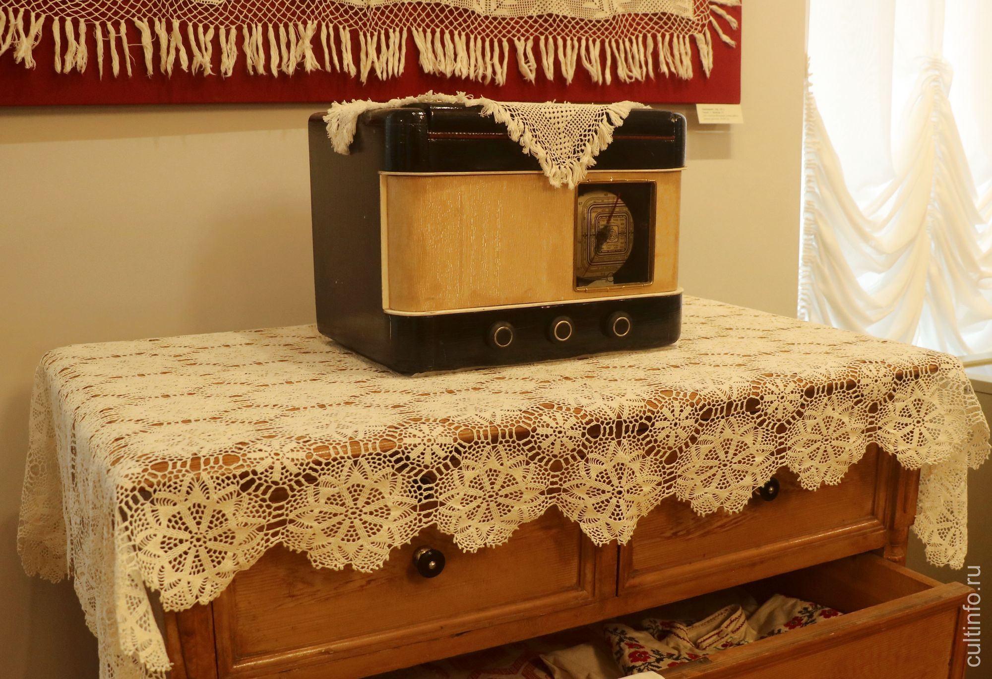 Выставка «Всё связано» открылась в Музее кружева