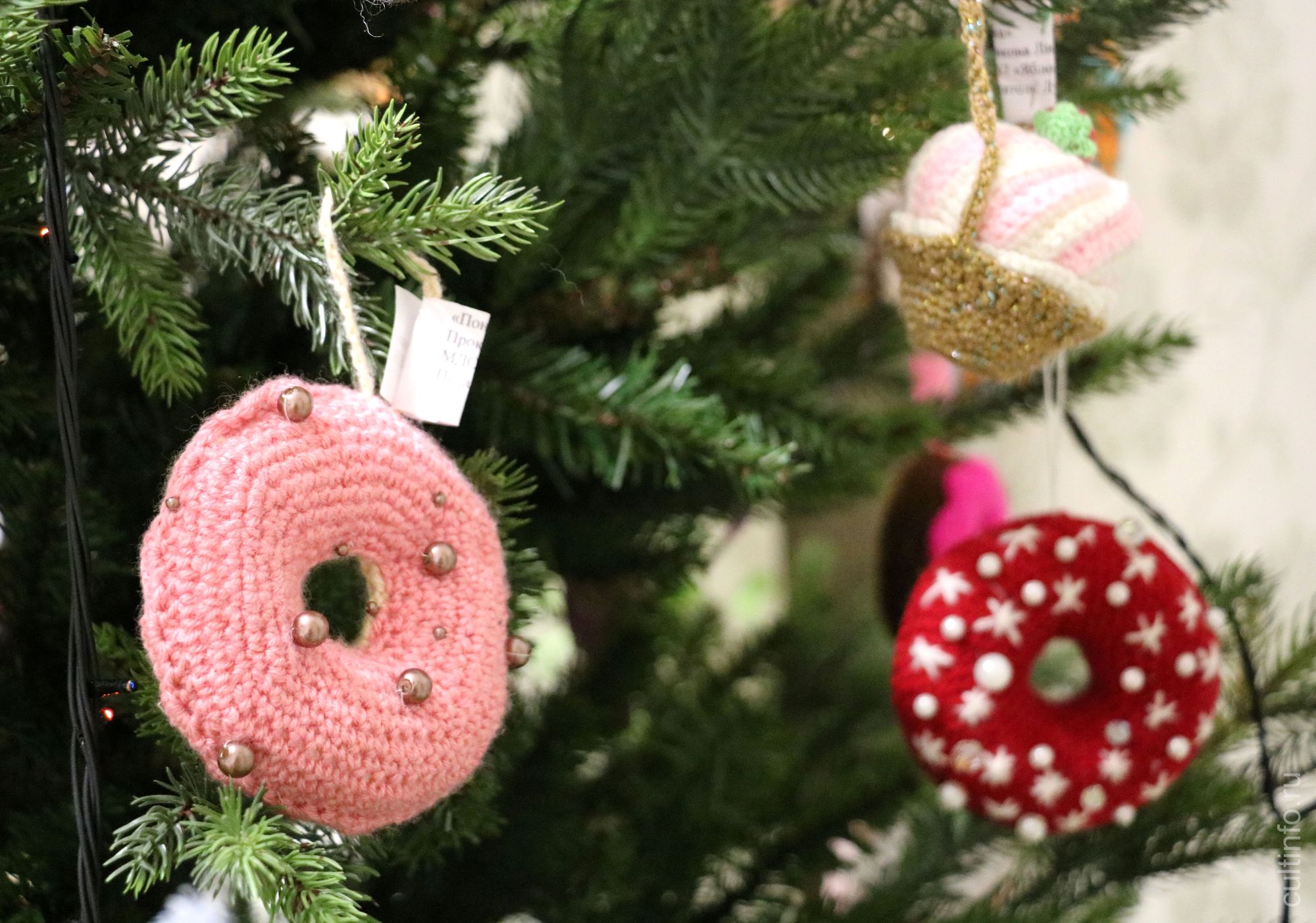 Выставка по итогам городского конкурса «Игрушка для ели «Новогоднее лакомство»