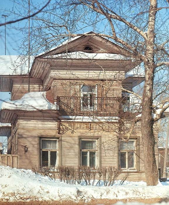 «Дом Скворцовых». ул. Чернышевского, 37. (Мастера Русского Севера. Вологодская земля. Фотоальбом 1987 г.) «Дом Скворцовых». ул. Чернышевского, 37. (Мастера Русского Севера. Вологодская земля. Фотоальбом 1987 г.)