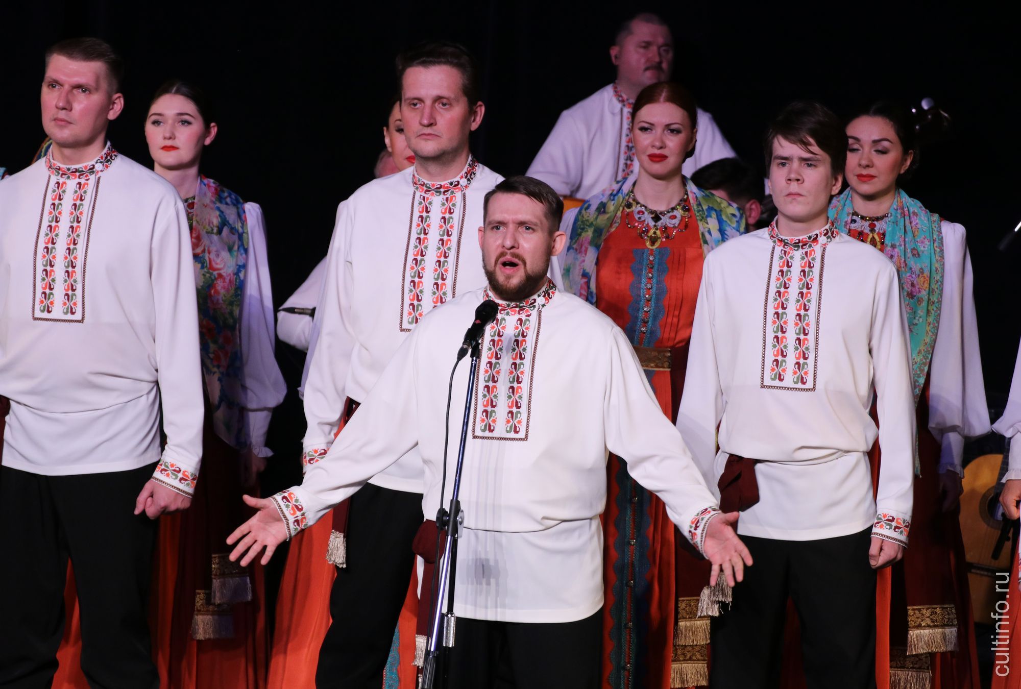 Уральский государственный академический русский народный хор представил в Вологде программу «Легенды Урала» Уральский государственный академический русский народный хор представил в Вологде программу «Легенды Урала»