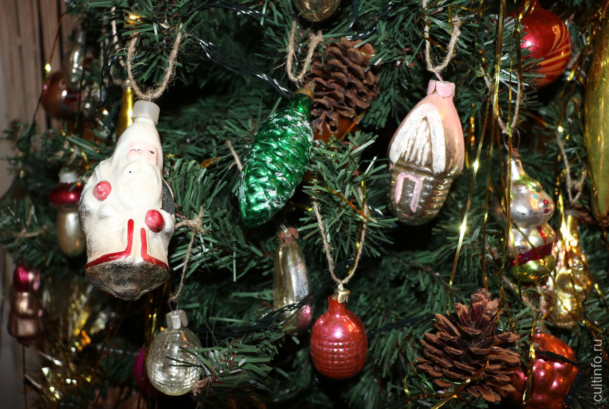 Игрушки советского времени украсили одну из ёлок в доме Извощикова