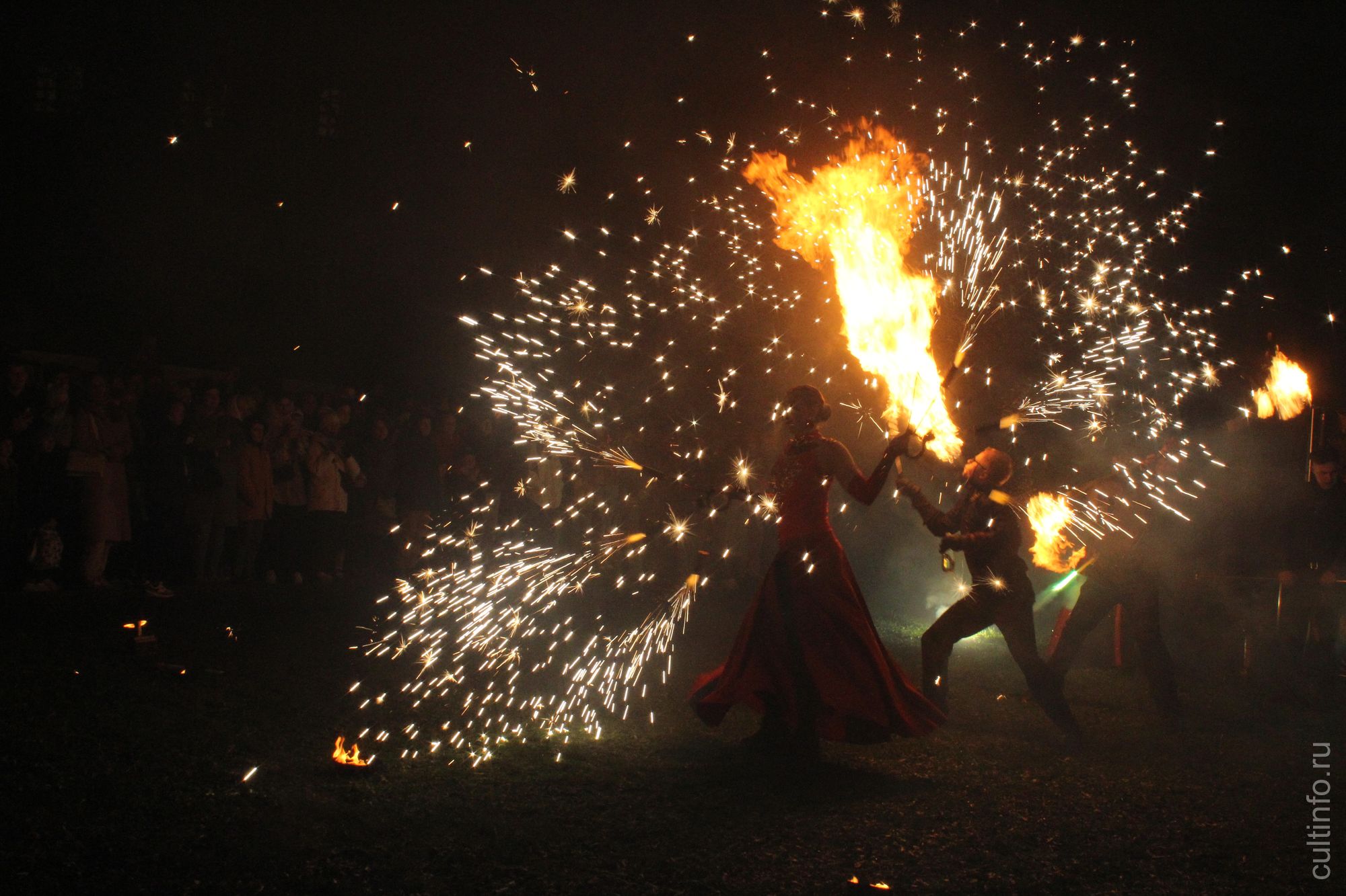 «Огненная потеха» в исполнении фаер-группы «Феникс»