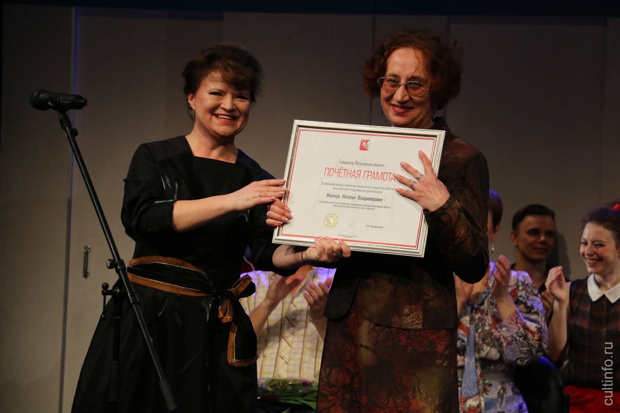 Почетную грамоту губернатора области получила помощник режиссера Наталья Иванчук