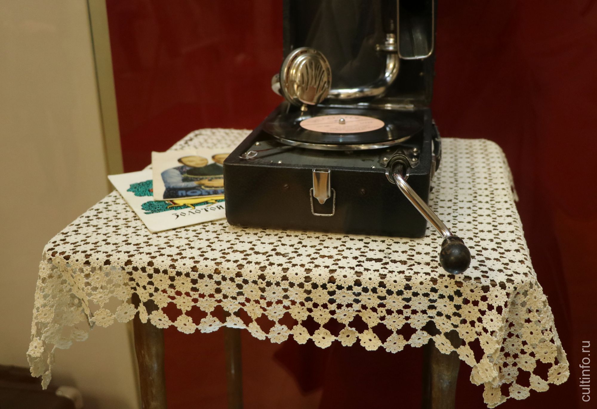 Выставка «Всё связано» открылась в Музее кружева