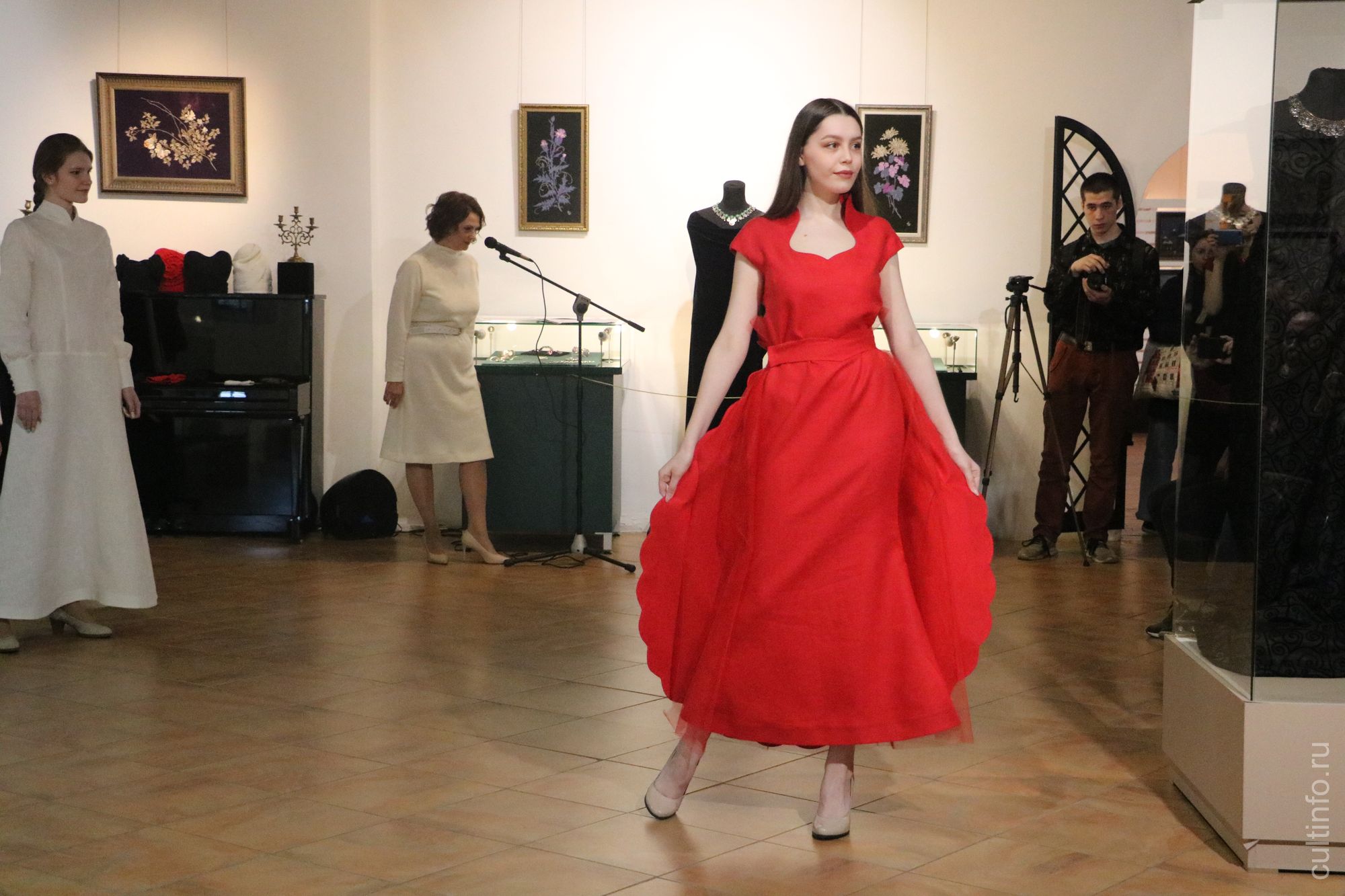 Авторскую коллекцию «Ход королевы» представила в Художественном отделе вологодский дизайнер Ирина Иванова