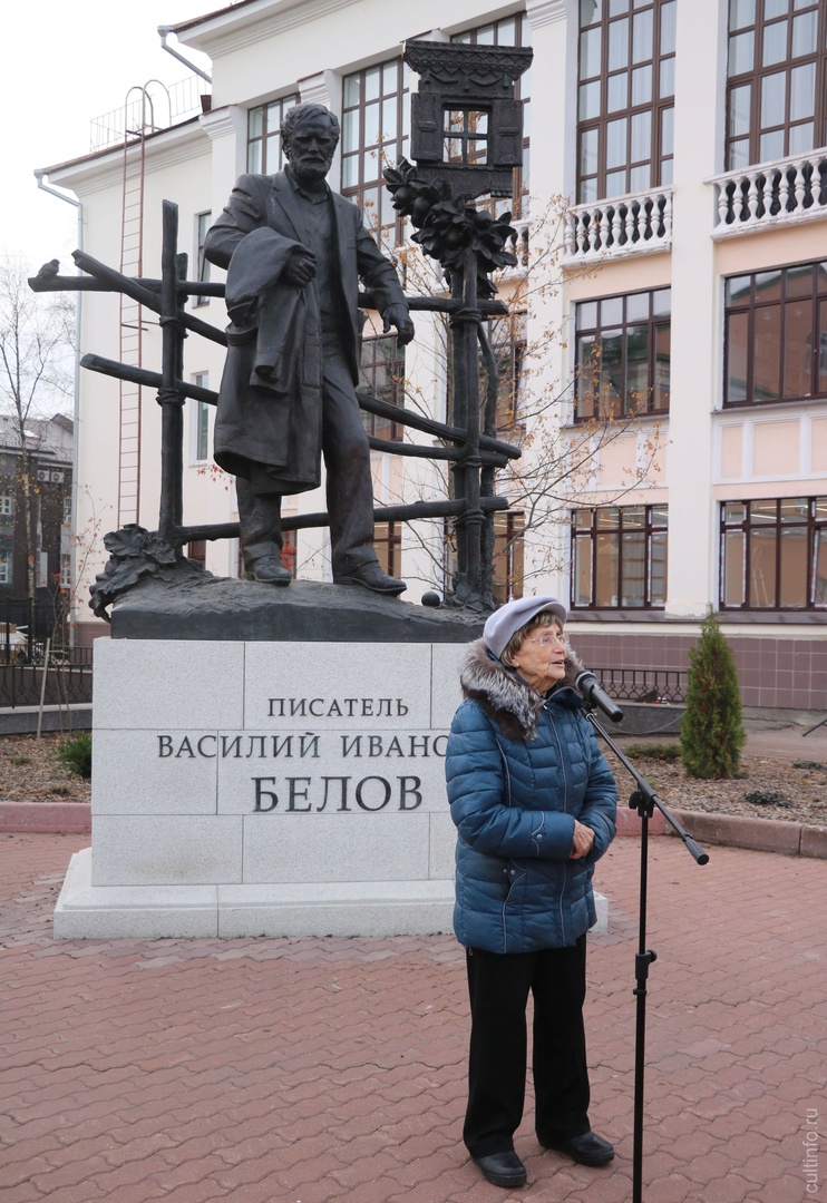 Ольга Сергеевна Белова на открытии Беловских чтений – 2023 у памятника Василию Ивановичу Ольга Сергеевна Белова на открытии Беловских чтений – 2023 у памятника Василию Ивановичу