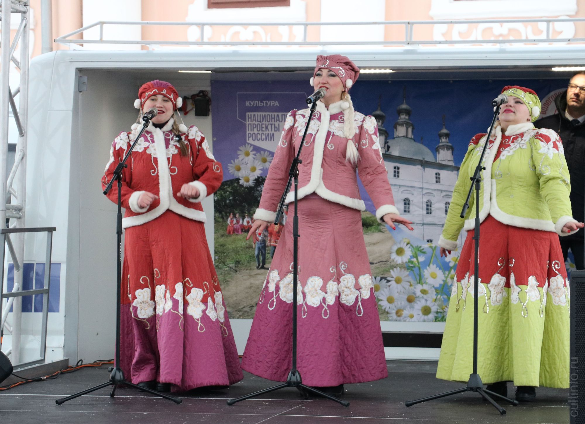 На сцене автоклуба выступили артисты