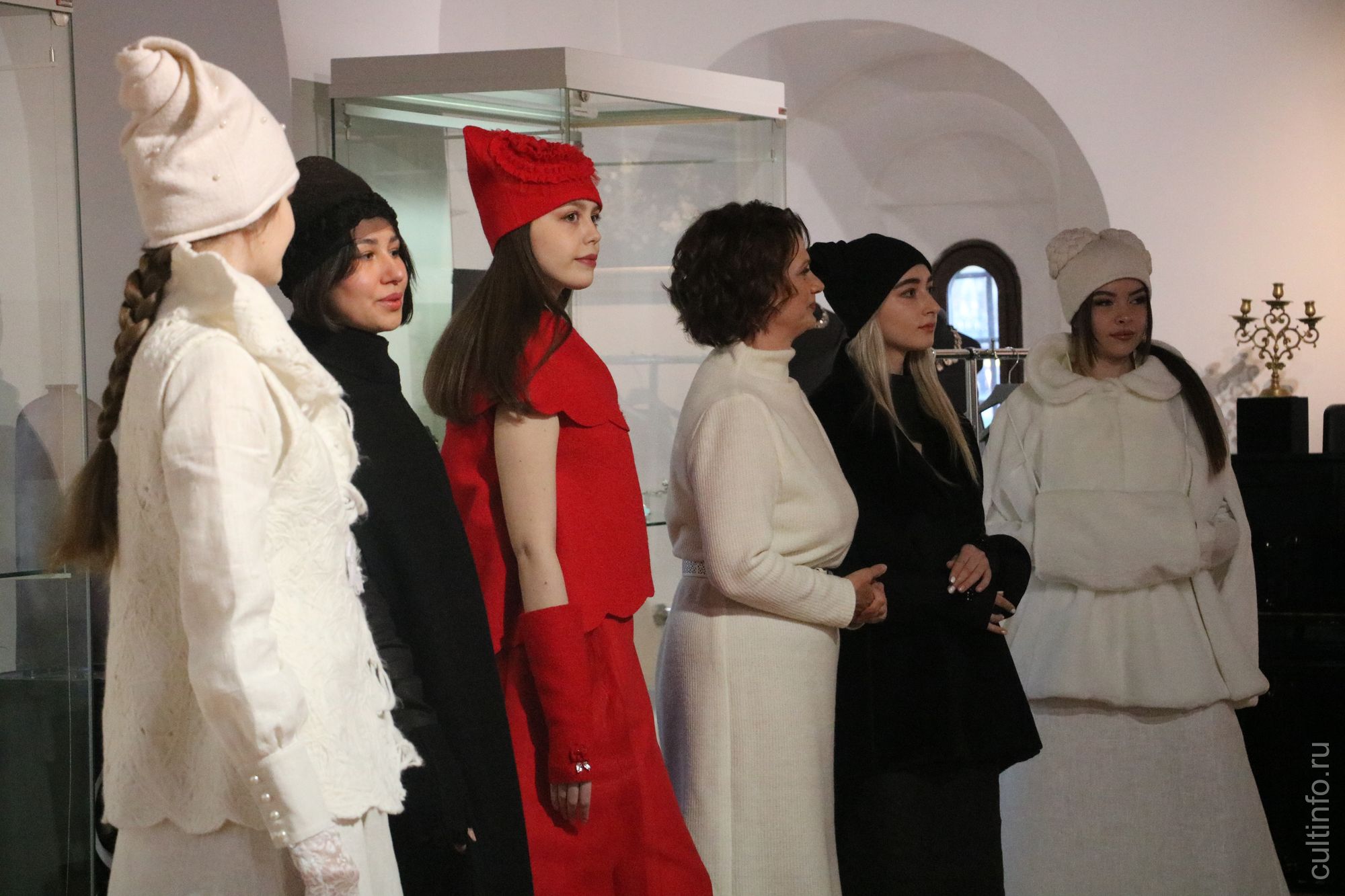 Авторскую коллекцию «Ход королевы» представила в Художественном отделе вологодский дизайнер Ирина Иванова