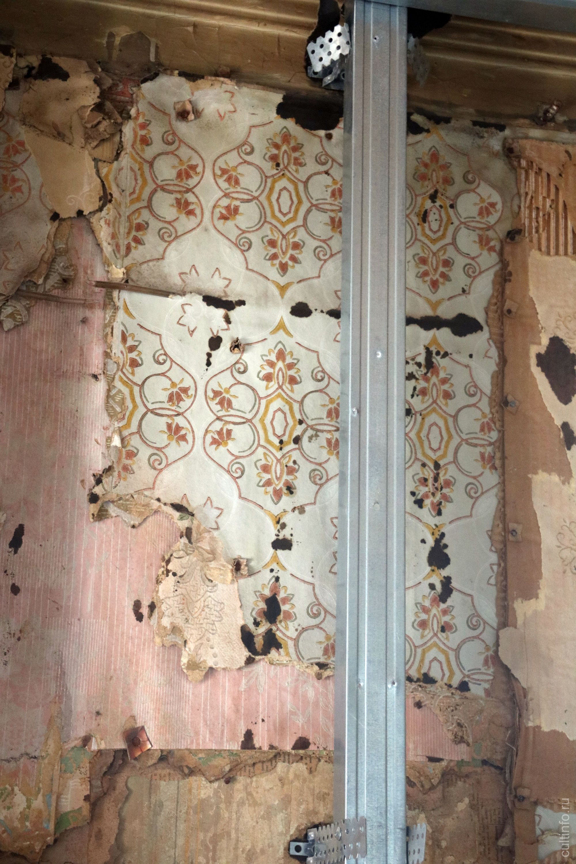 В доме купцов Пановых на Герцена, 38 в Вологде продолжается реставрация. Фото 8 июня 2022 года