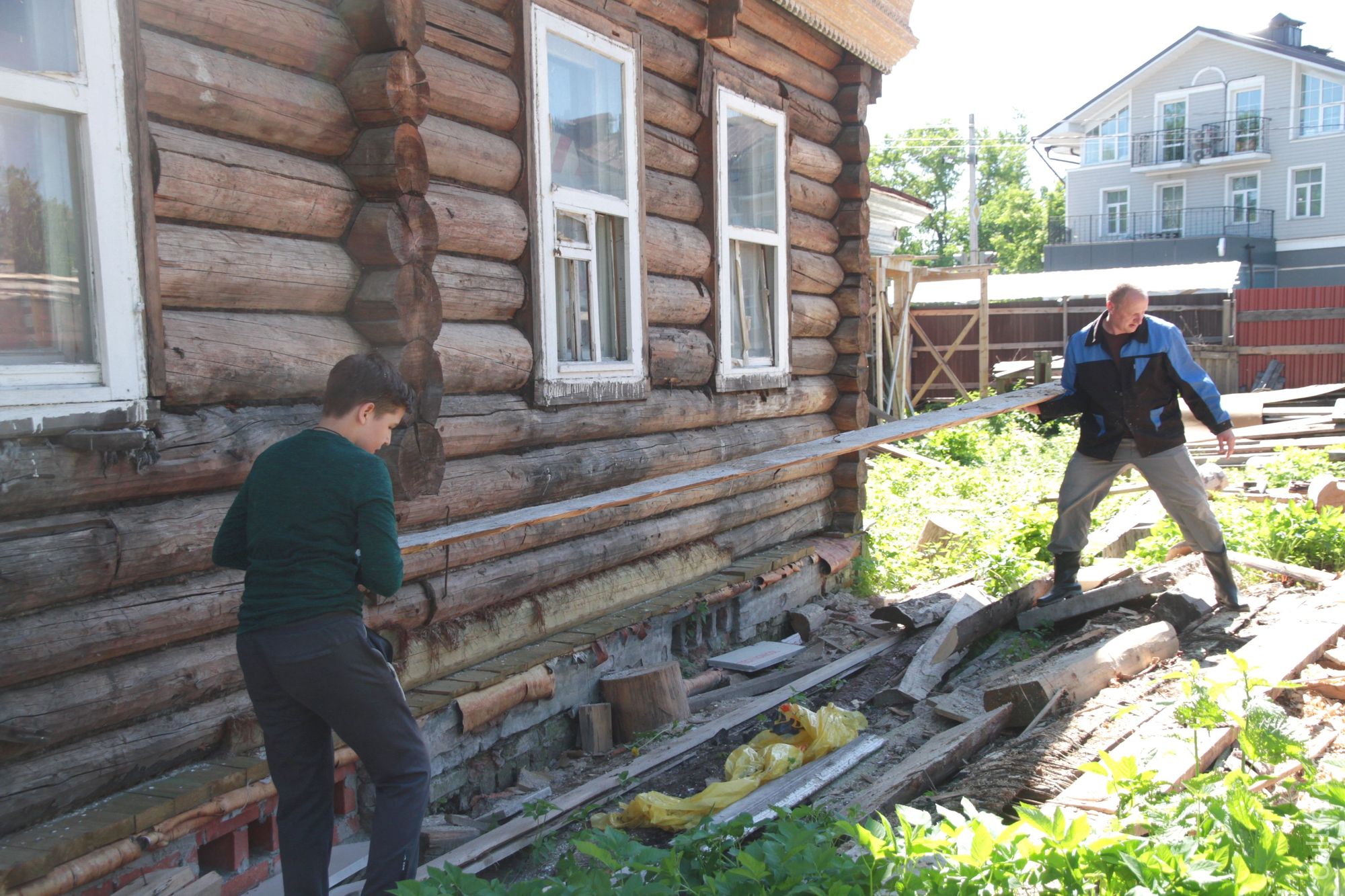 Субботник провели в Доме Засецкий артисты Чарли клуба