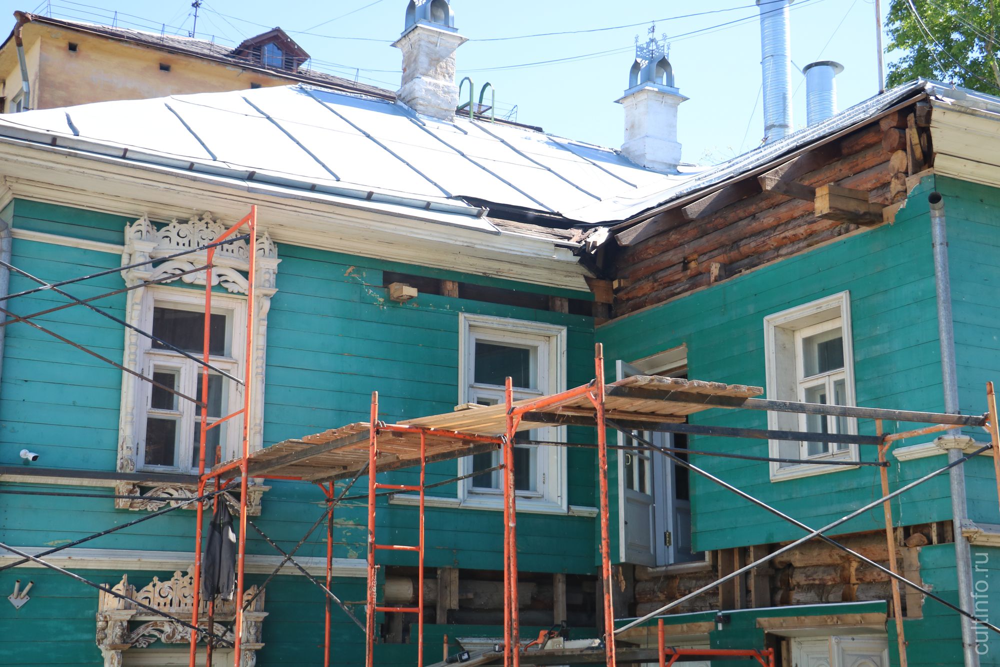 В доме купцов Пановых на Герцена, 38 в Вологде продолжается реставрация. Фото 8 июня 2022 года