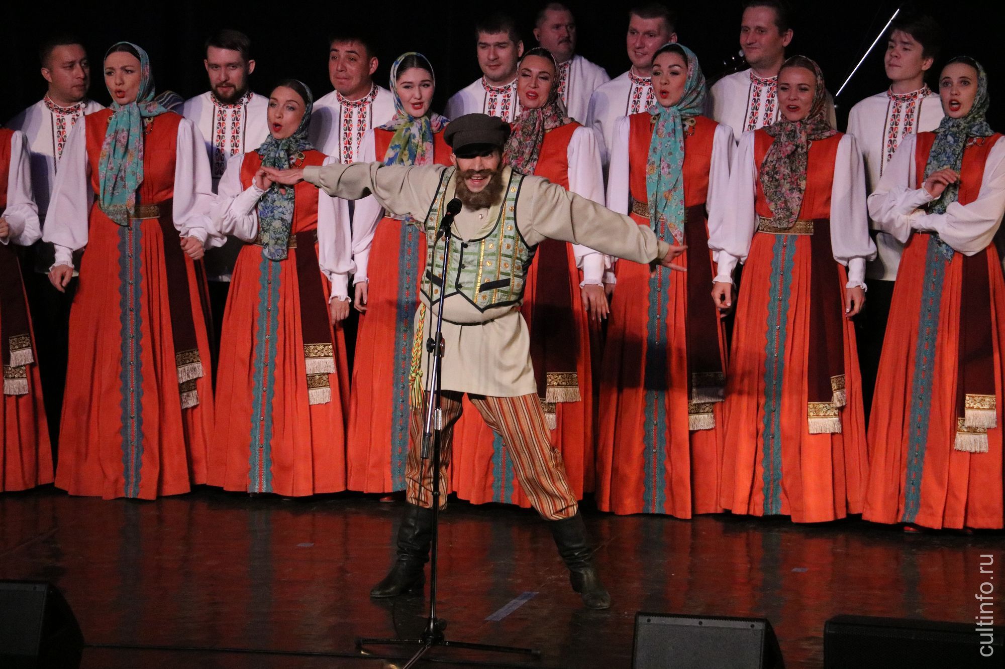 Уральский государственный академический русский народный хор представил в Вологде программу «Легенды Урала» Уральский государственный академический русский народный хор представил в Вологде программу «Легенды Урала»