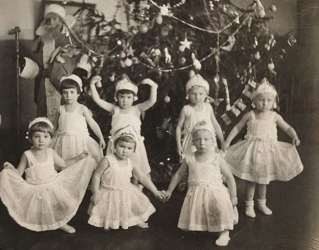 Новогодняя елка в детском саду СЖД на ул. Кирова, Вологда. 1949-1950 годы. Фонд ГАВО
