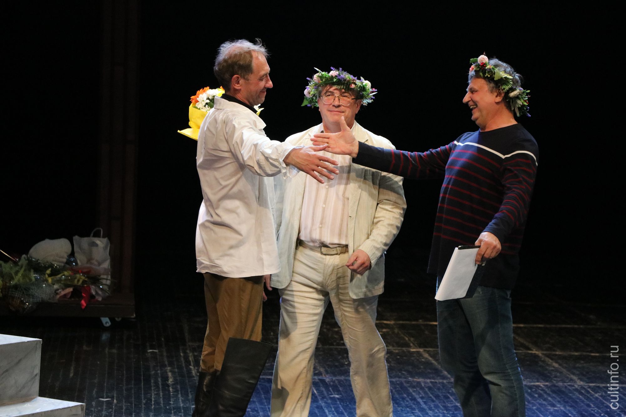 Заслуженно увенчанные венками заслуженные артисты России Всеволод Чубенко и Олег Емельянов