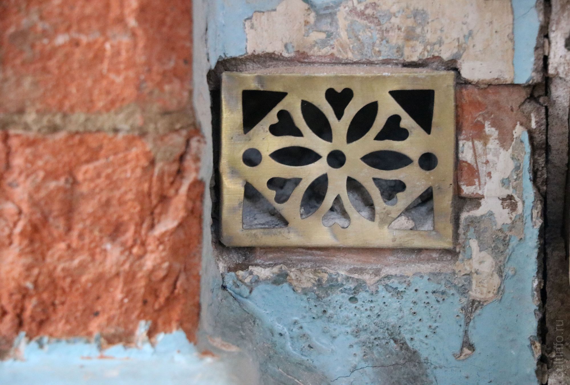 Сохранившийся элемент печи в Доме Никуличева