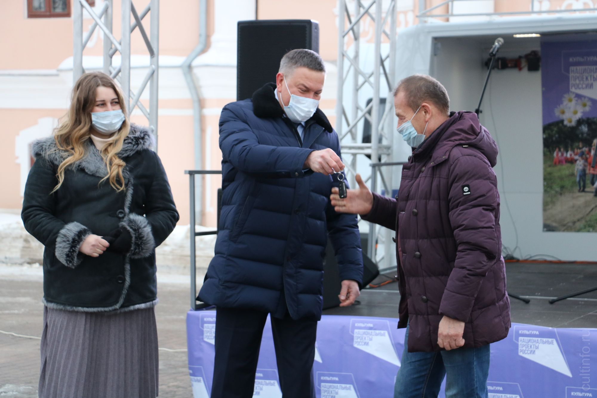 Губернатор Вологодской области Олег Кувшинников вручил ключи от автоклубов представителям районов