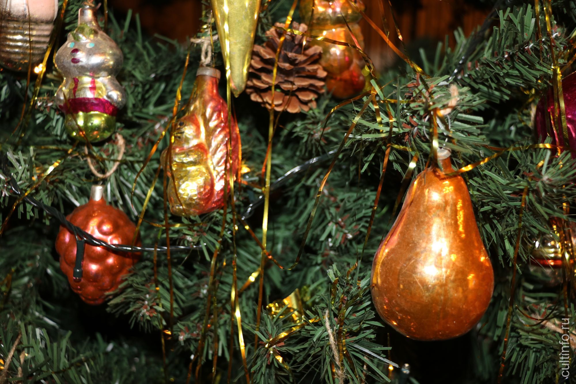 Игрушки советского времени украсили одну из ёлок в доме Извощикова