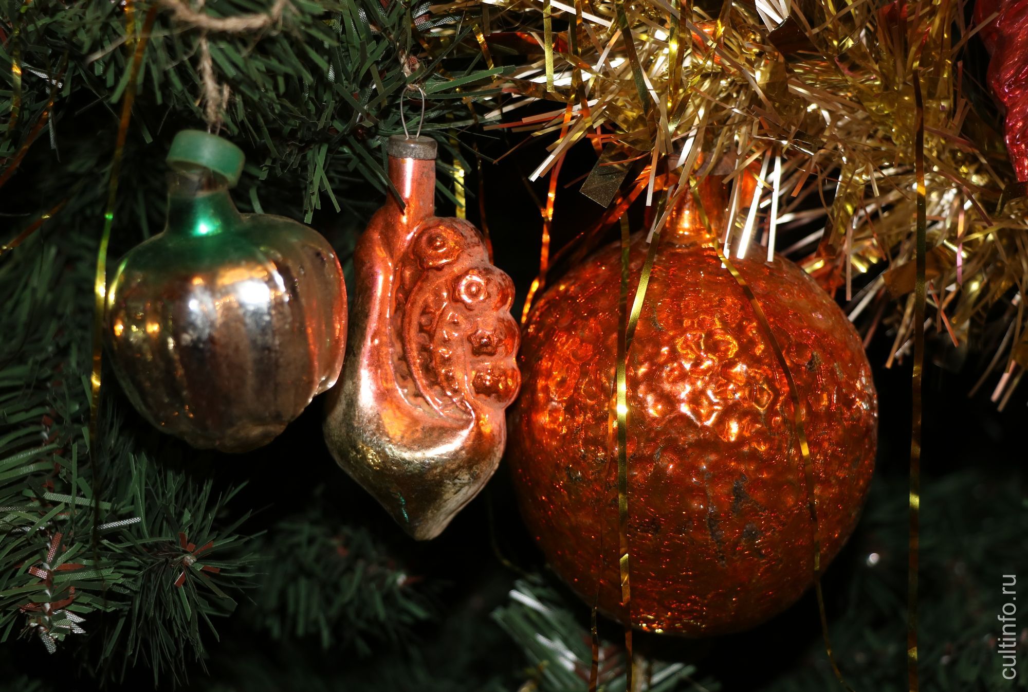 Игрушки советского времени украсили одну из ёлок в доме Извощикова