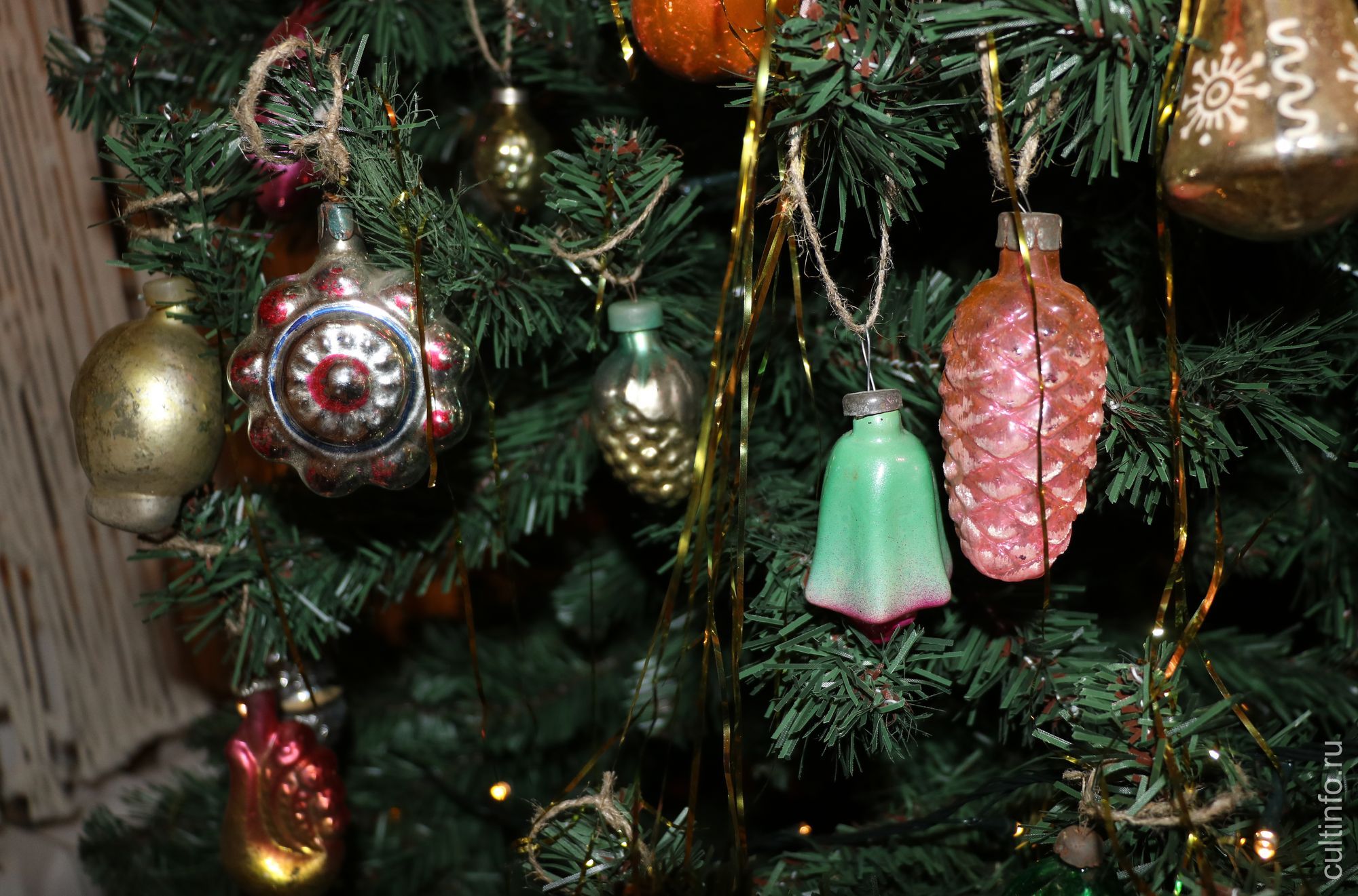 Игрушки советского времени украсили одну из ёлок в доме Извощикова