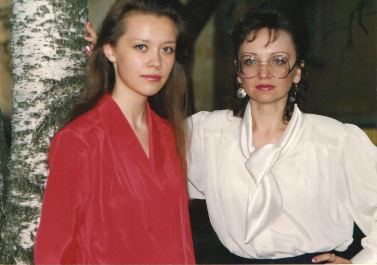Анна Карасова с первой учительницей Еленой Владимировной Кононовой Анна Карасова с первой учительницей Еленой Владимировной Кононовой
