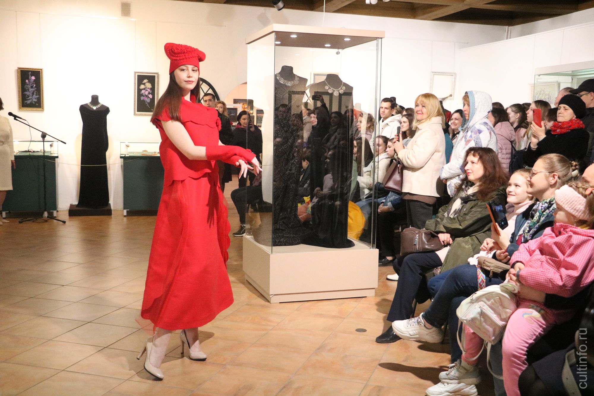 Авторскую коллекцию «Ход королевы» представила в Художественном отделе вологодский дизайнер Ирина Иванова