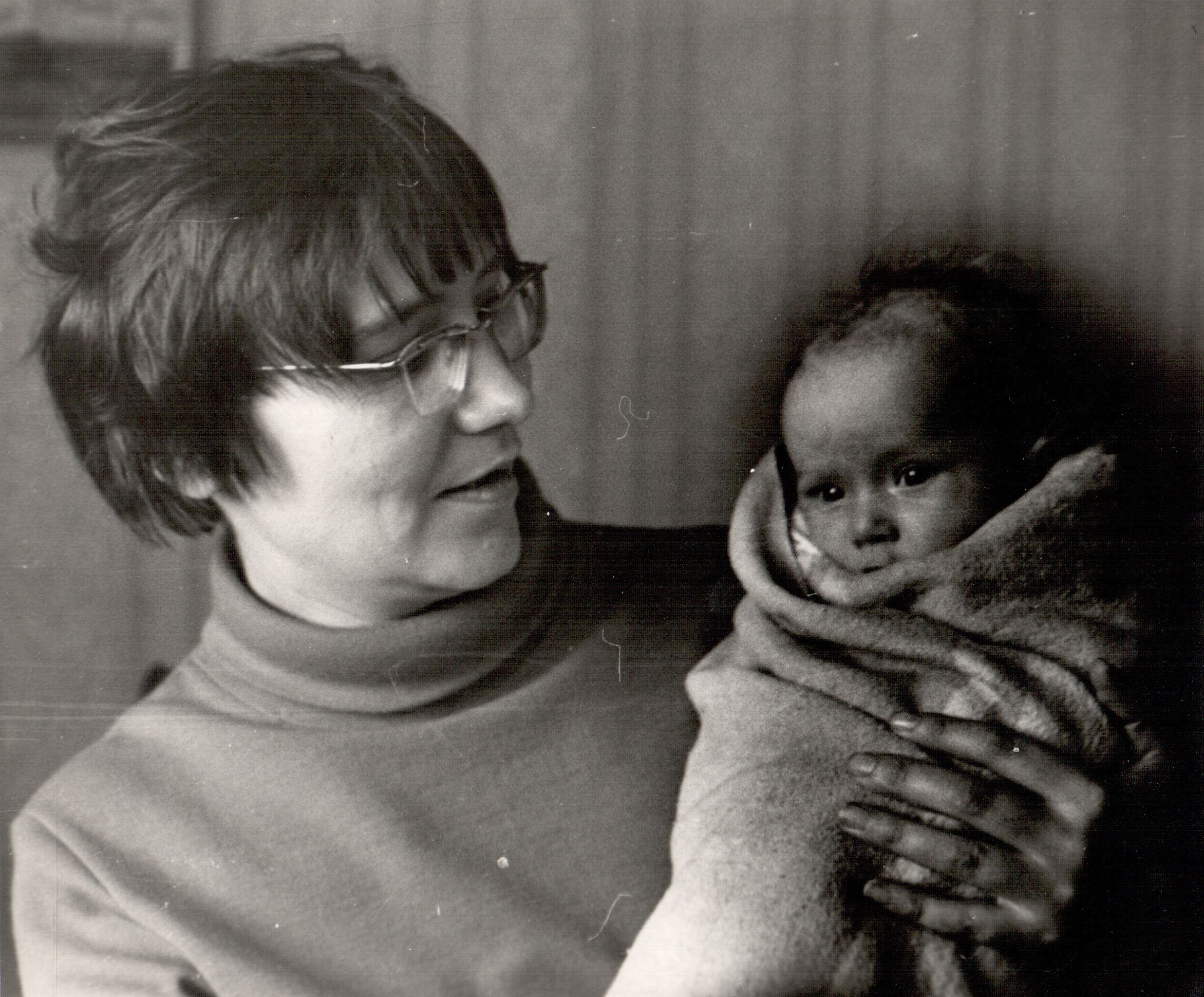 Ольга Сергеевна Белова с дочерью Аней. 1972 год. Вологодская обл., г. Вологда. Фото из фондов Музея-квартиры В.И. Белова Ольга Сергеевна Белова с дочерью Аней. 1972 год. Вологодская обл., г. Вологда. Фото из фондов Музея-квартиры В.И. Белова