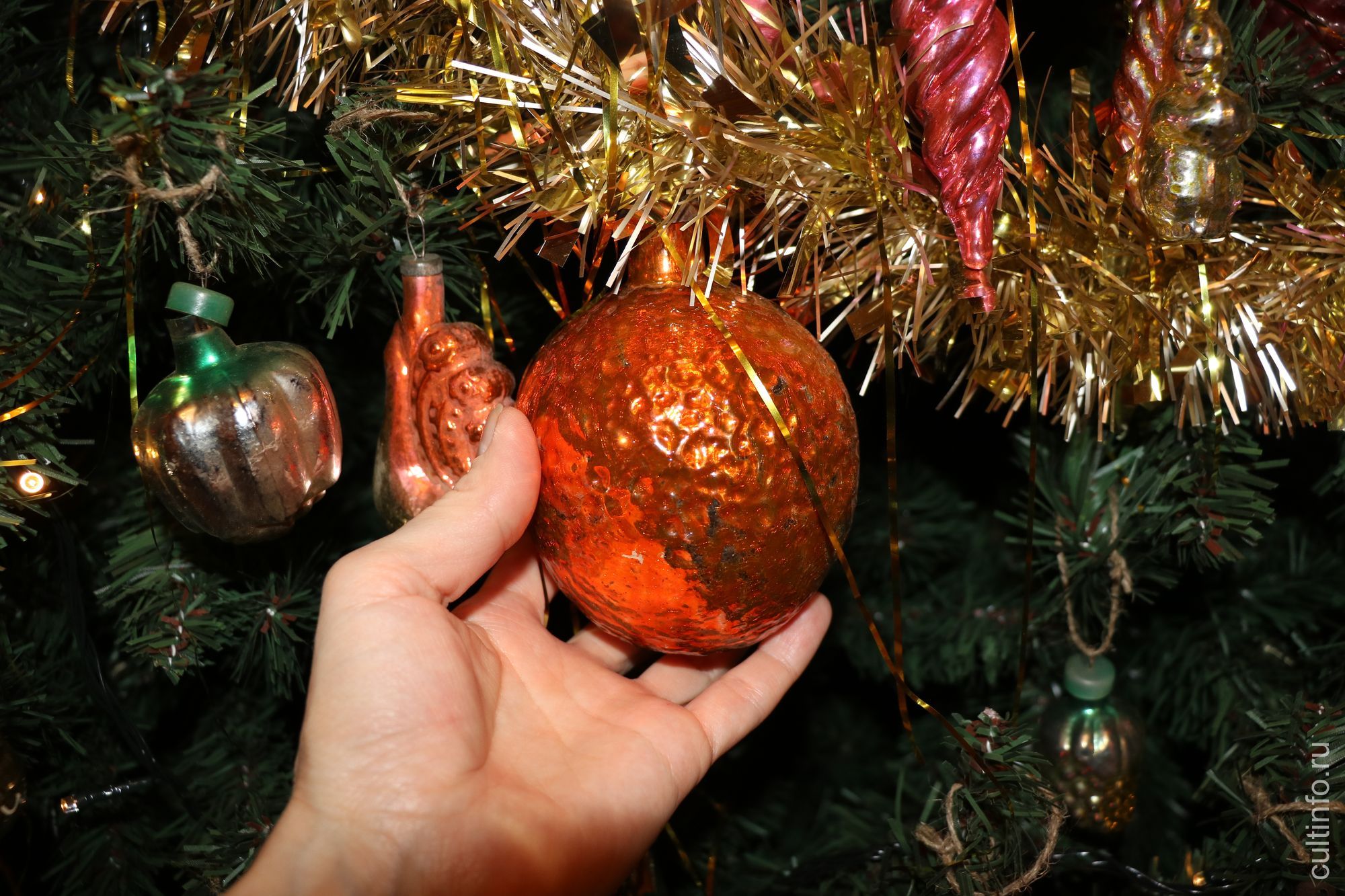 Игрушки советского времени украсили одну из ёлок в доме Извощикова