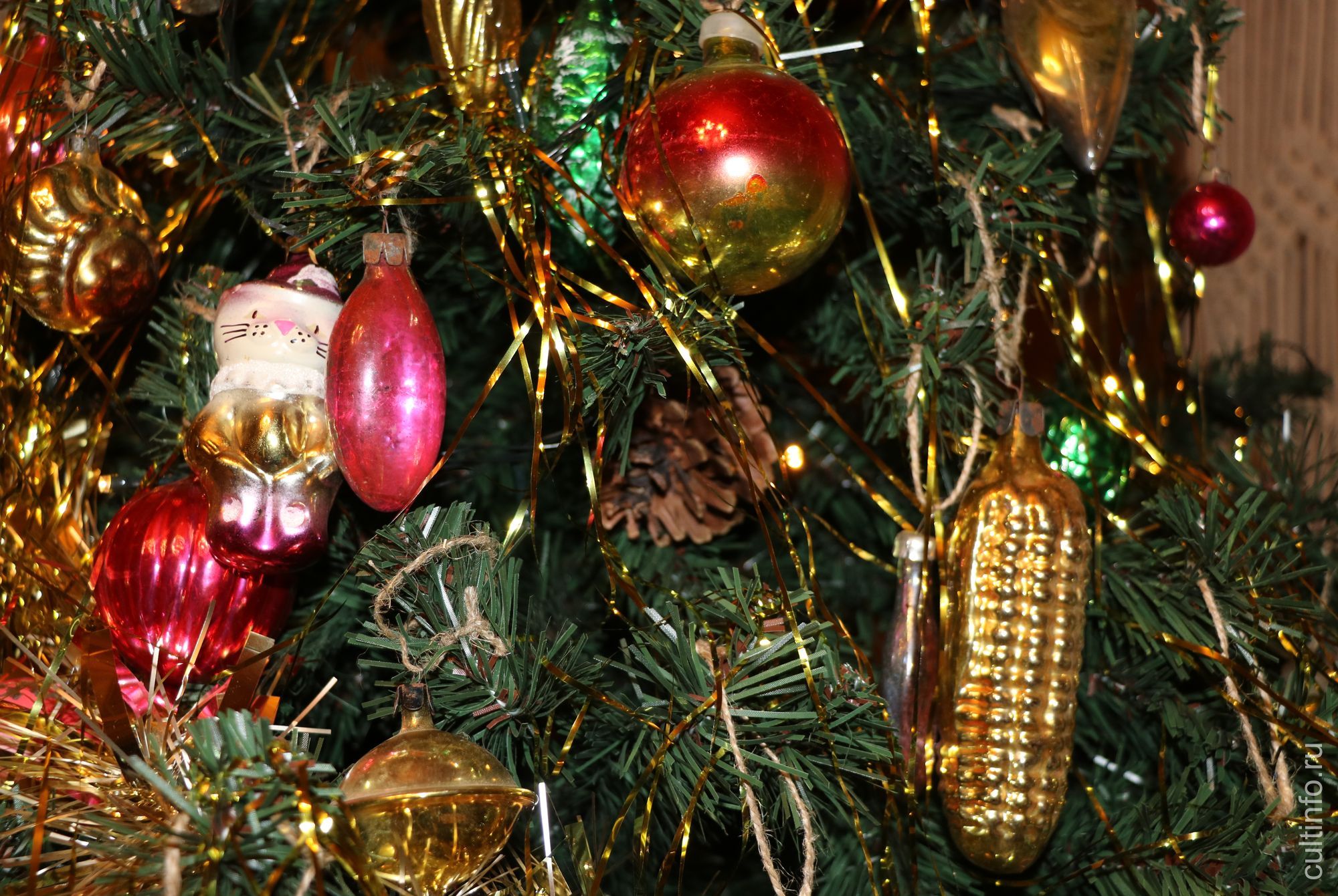 Игрушки советского времени украсили одну из ёлок в доме Извощикова