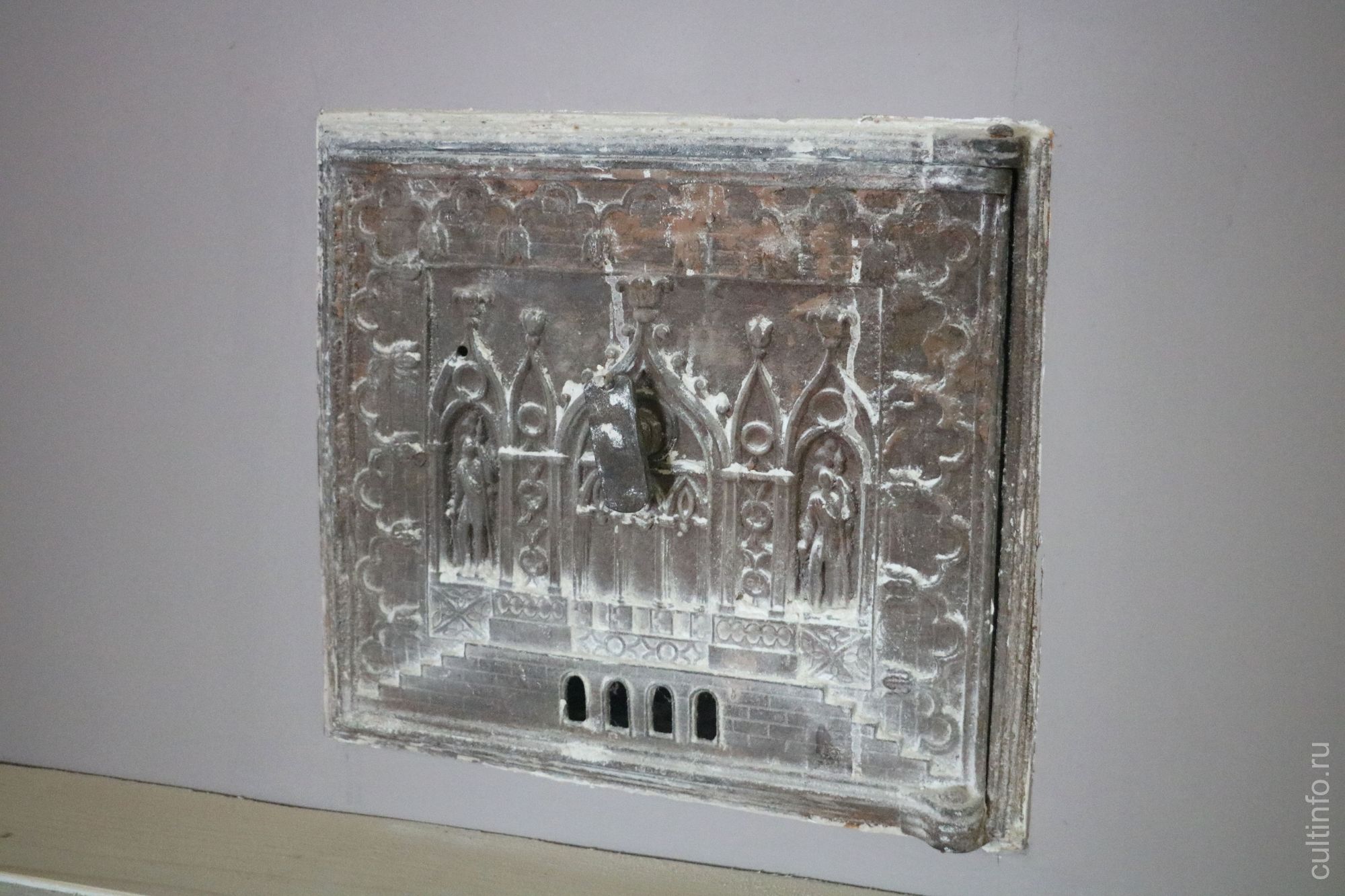 В доме купцов Пановых на Герцена, 38 в Вологде продолжается реставрация. Фото 8 июня 2022 года