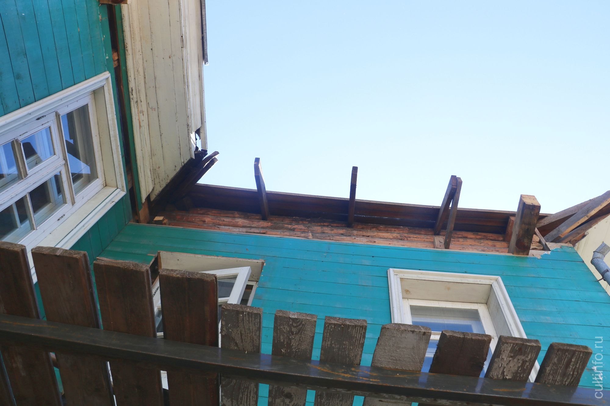 В доме купцов Пановых на Герцена, 38 в Вологде продолжается реставрация. Фото 8 июня 2022 года