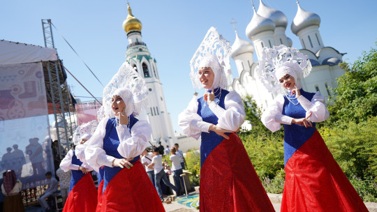 Сразу на двух главных городских площадях развернулись сегодня гулянья в честь Дня рождения Вологды