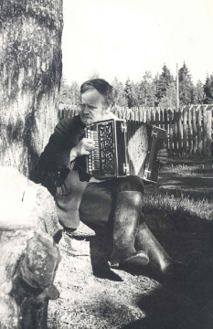 Фотопроект «Беловский октябрь»: гармонь и гармония в жизни Василия Белова
